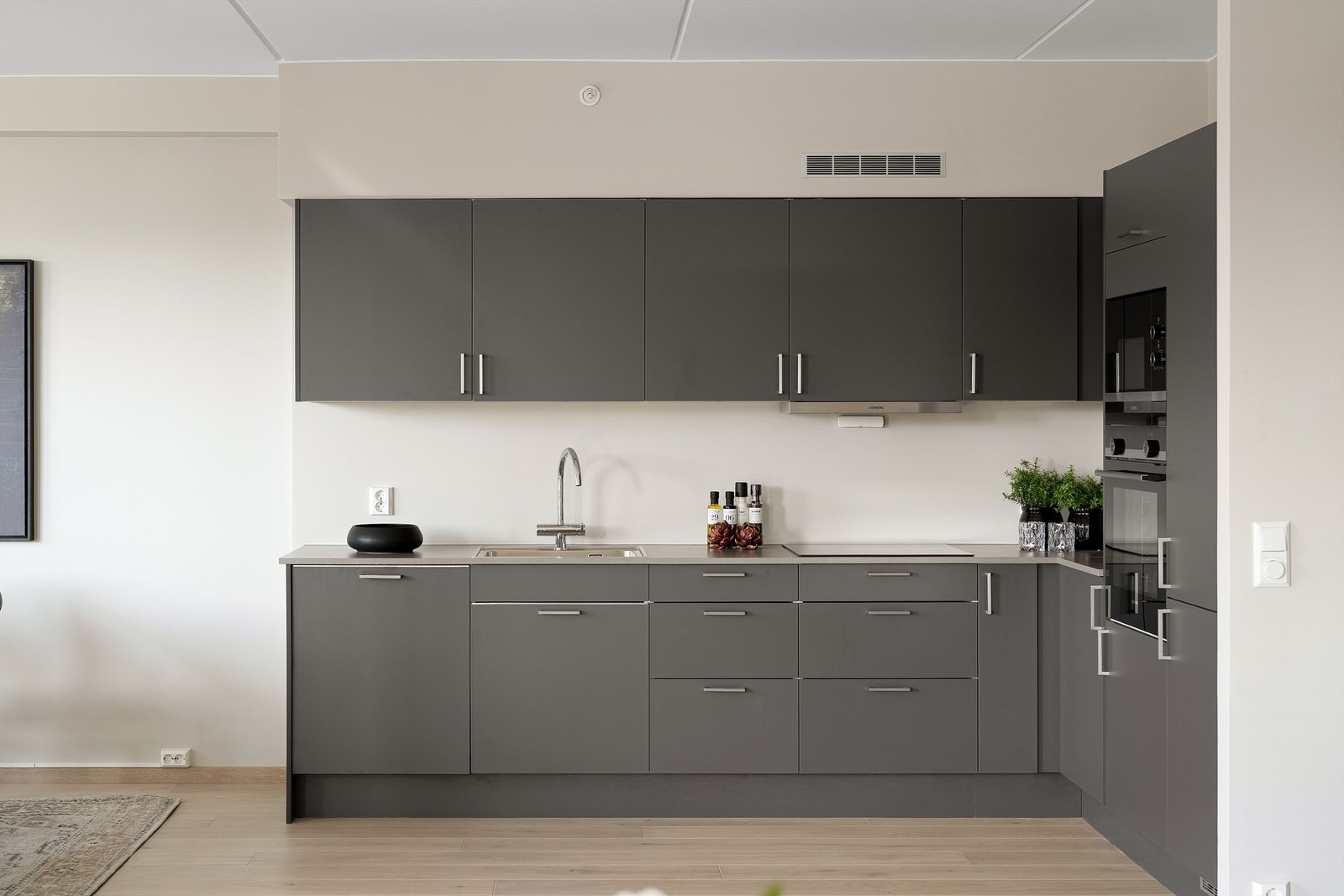 Kjøkkenet er levert av Sigdal med grå fronter og godt med skapplass. Galleribilde