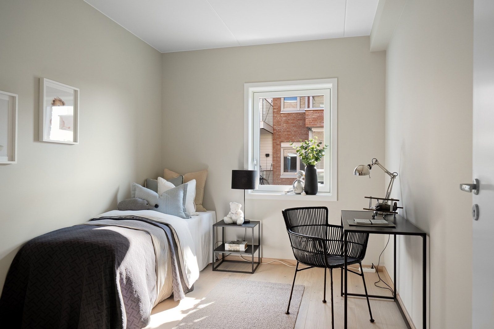 De 2 andre soverommene er på hhv. 9,6 kvm og 8,1. Der kan man innrede med seng, garderobe og nattbord. Galleribilde