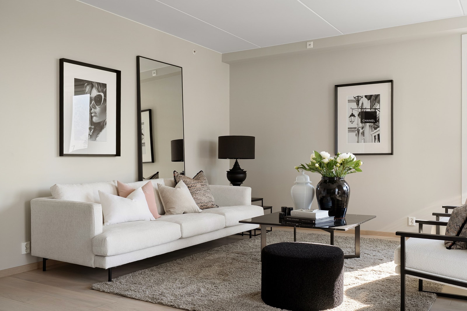 I stuen har man god plass til sofagruppe og mediemøblement Galleribilde