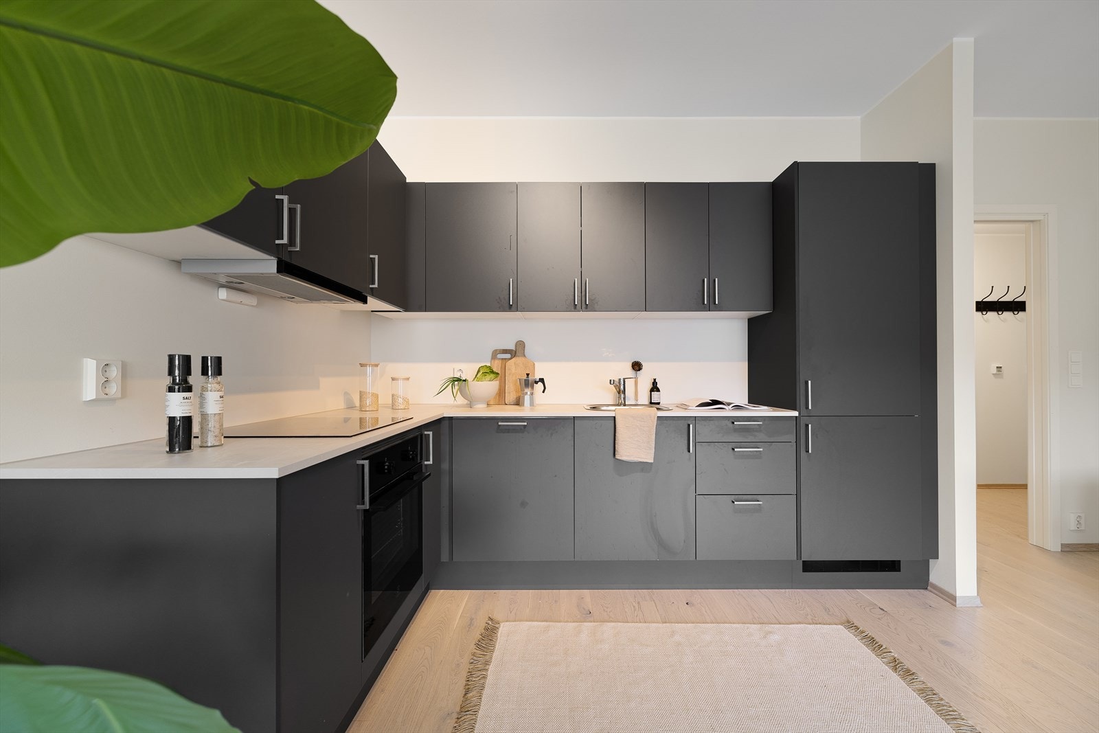 Kjøkkenet har åpen løsning mot stuen og har delikat innredning fra kvalitetsleverandøren "Sigdal" med slette fronter, laminat benkeplate, stål vaskekum og ventilator. Galleribilde