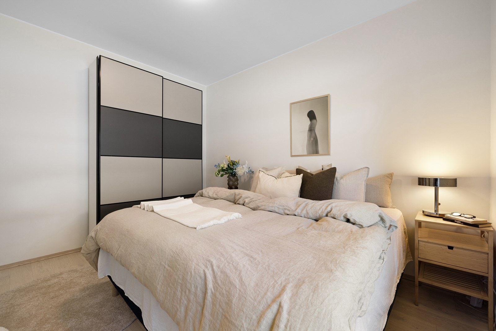 Her er god plass til stor dobbeltseng, samt ønsket garderobeløsning. Galleribilde