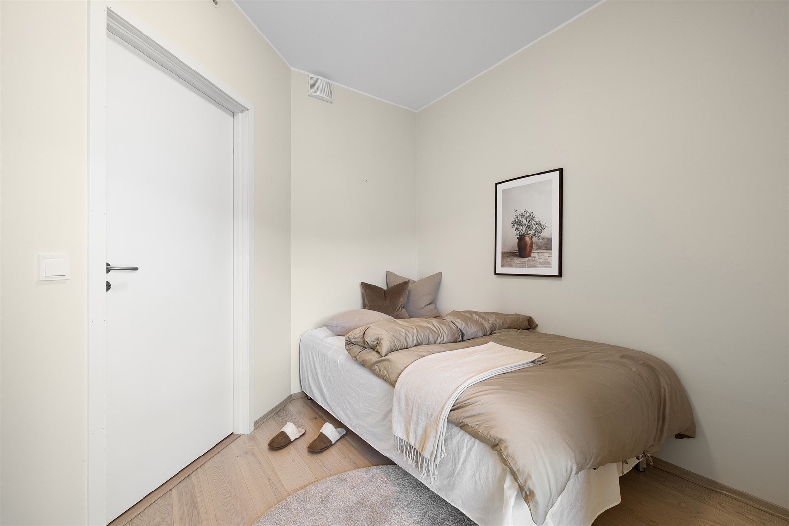 Her er plass til både seng og kommode. Galleribilde