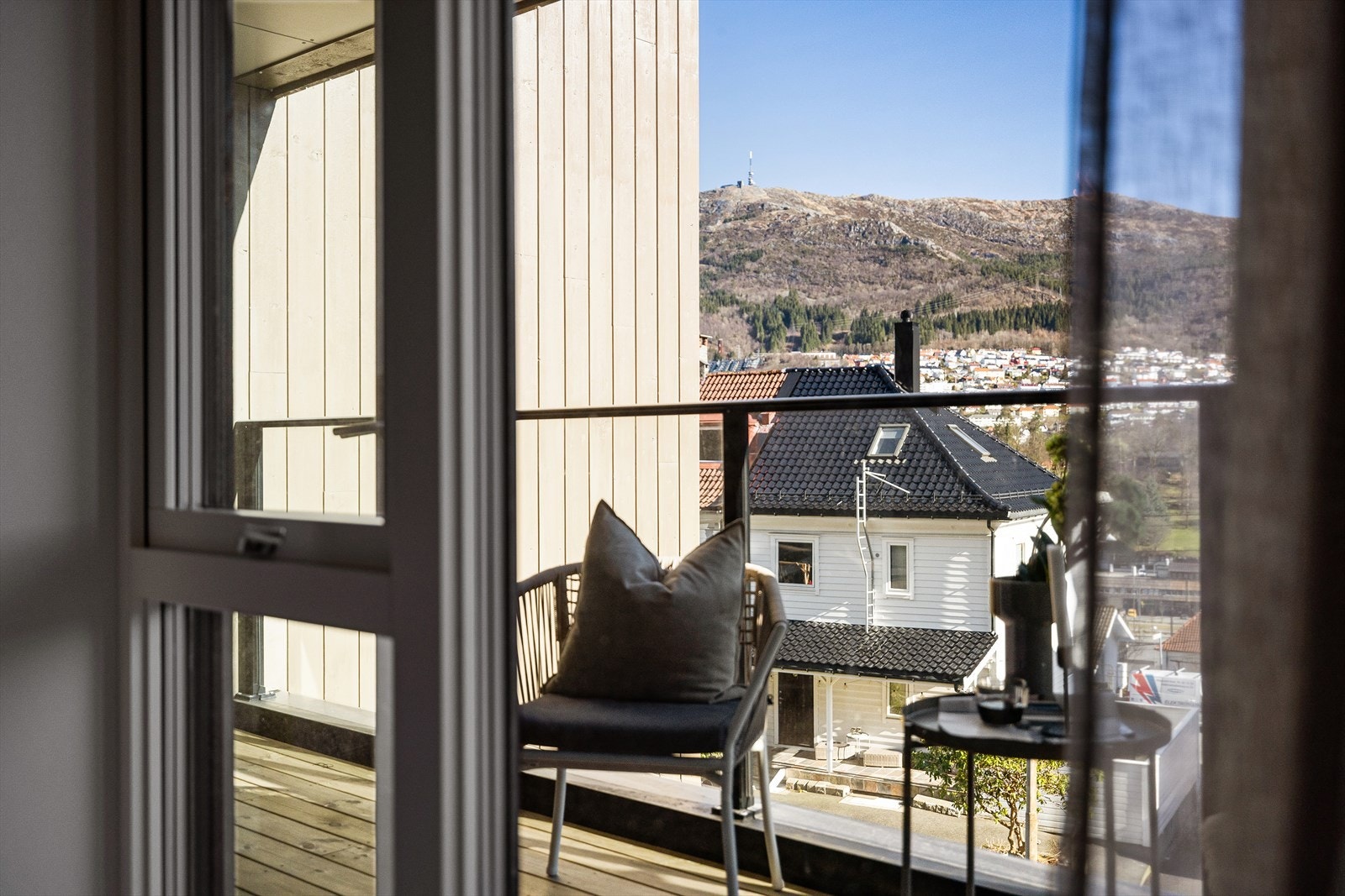 Stuen har store vinduer som tilfører rikelig naturlig belysning. Galleribilde