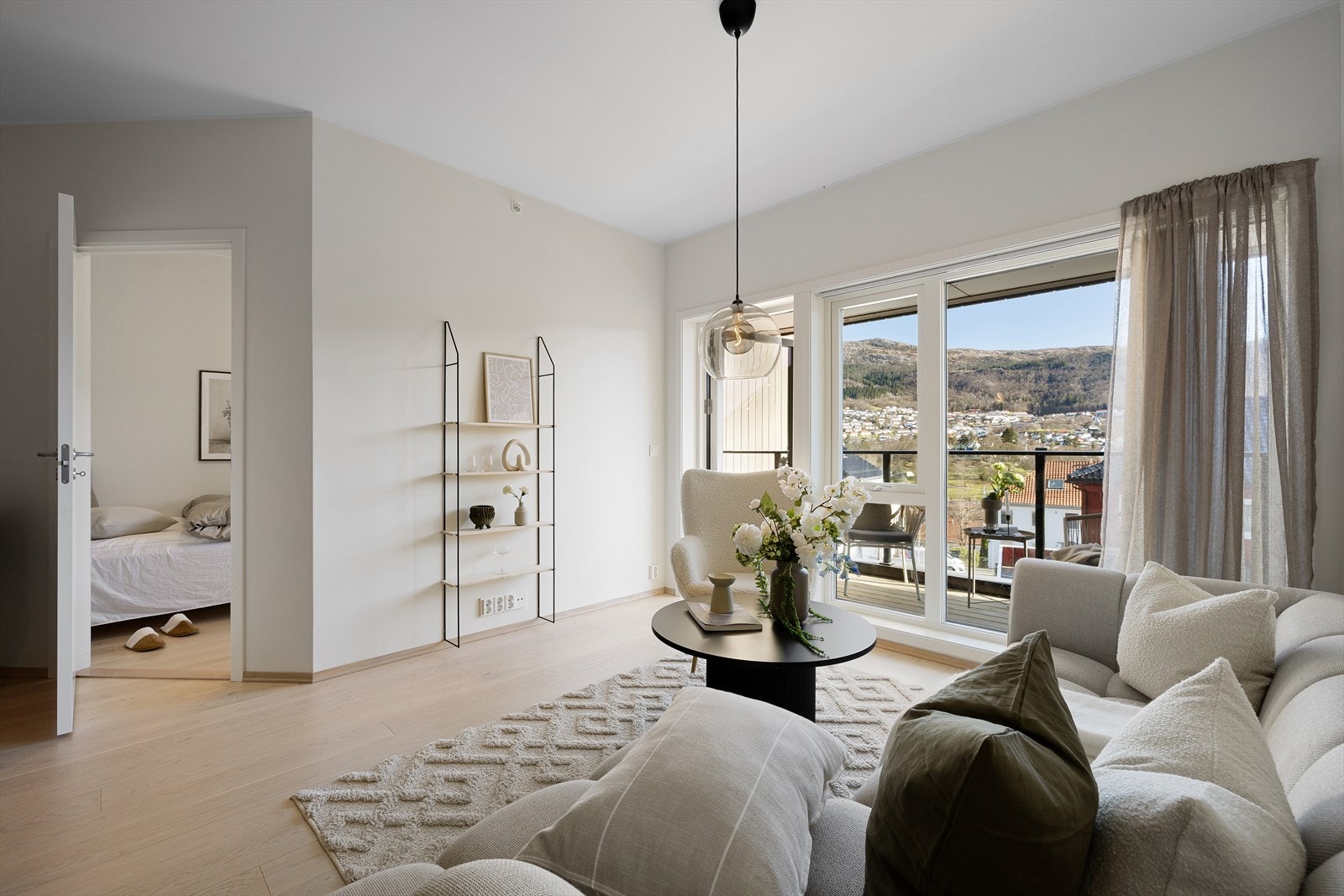 Leiligheten har gjennomgående moderne en-stavs eikeparkett på gulv og malt platekledning på vegger/himling. Galleribilde