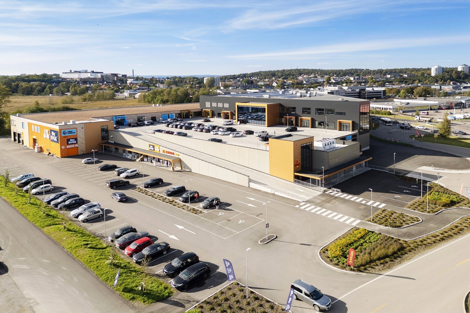 Fra Burotveien 4 er det kort vei til Tønsbergs sentrum, hvor du finner et bredt utvalg av butikker, restauranter, kafeer og kulturelle tilbud. Galleribilde