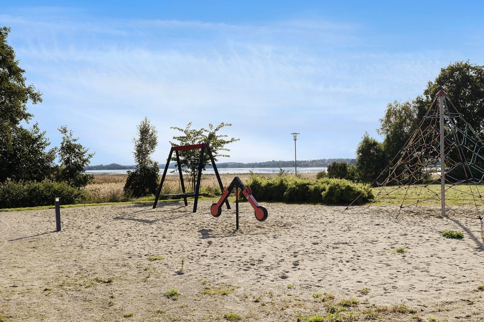 Eiendommen befinner seg i et veletablert og rolig boligområde, noe som gjør det til et attraktivt sted for familier og andre som ønsker å bo i et fredelig nabolag. Galleribilde