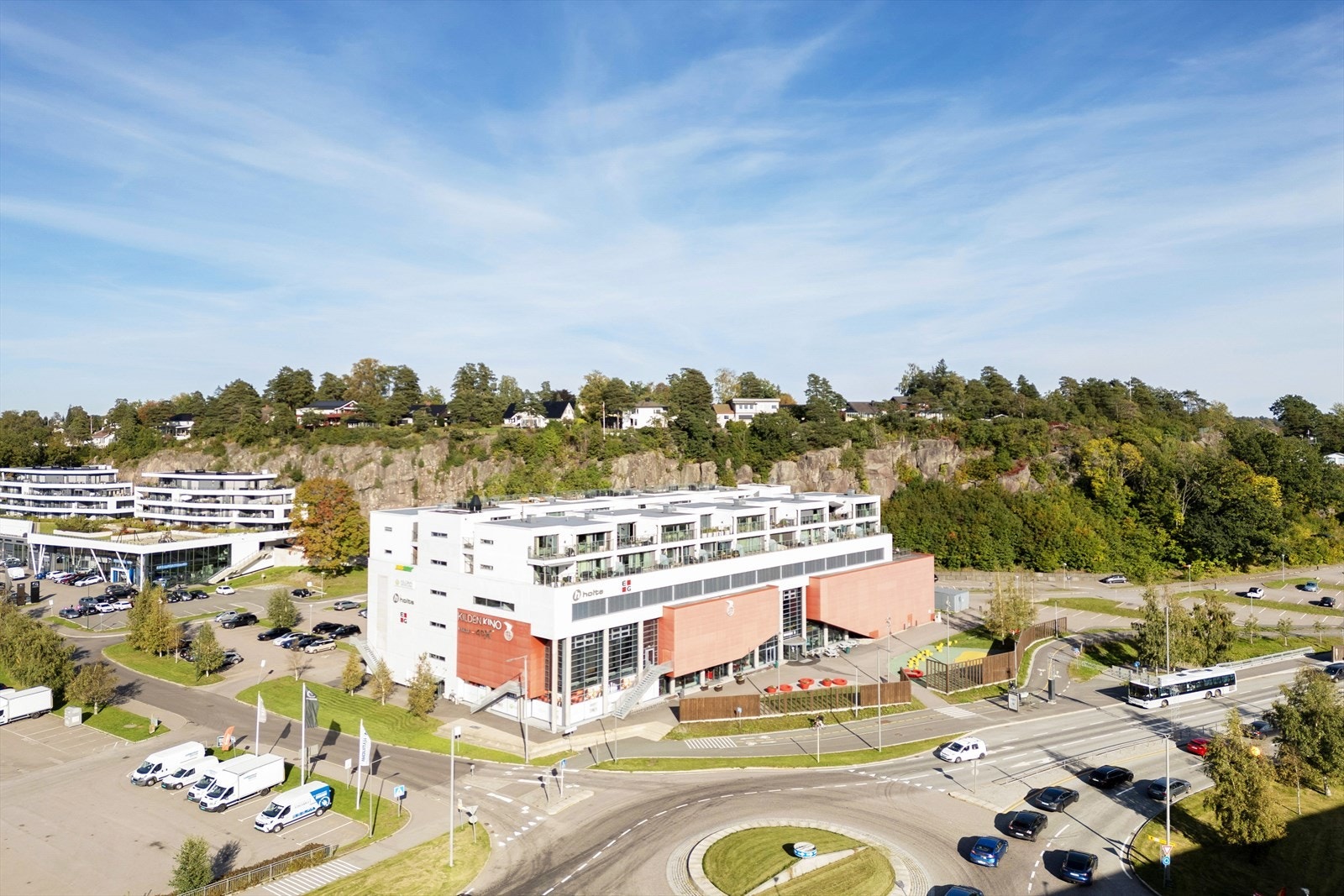 Rett i nærheten finner kilden kino og andre fasiliteter. Galleribilde