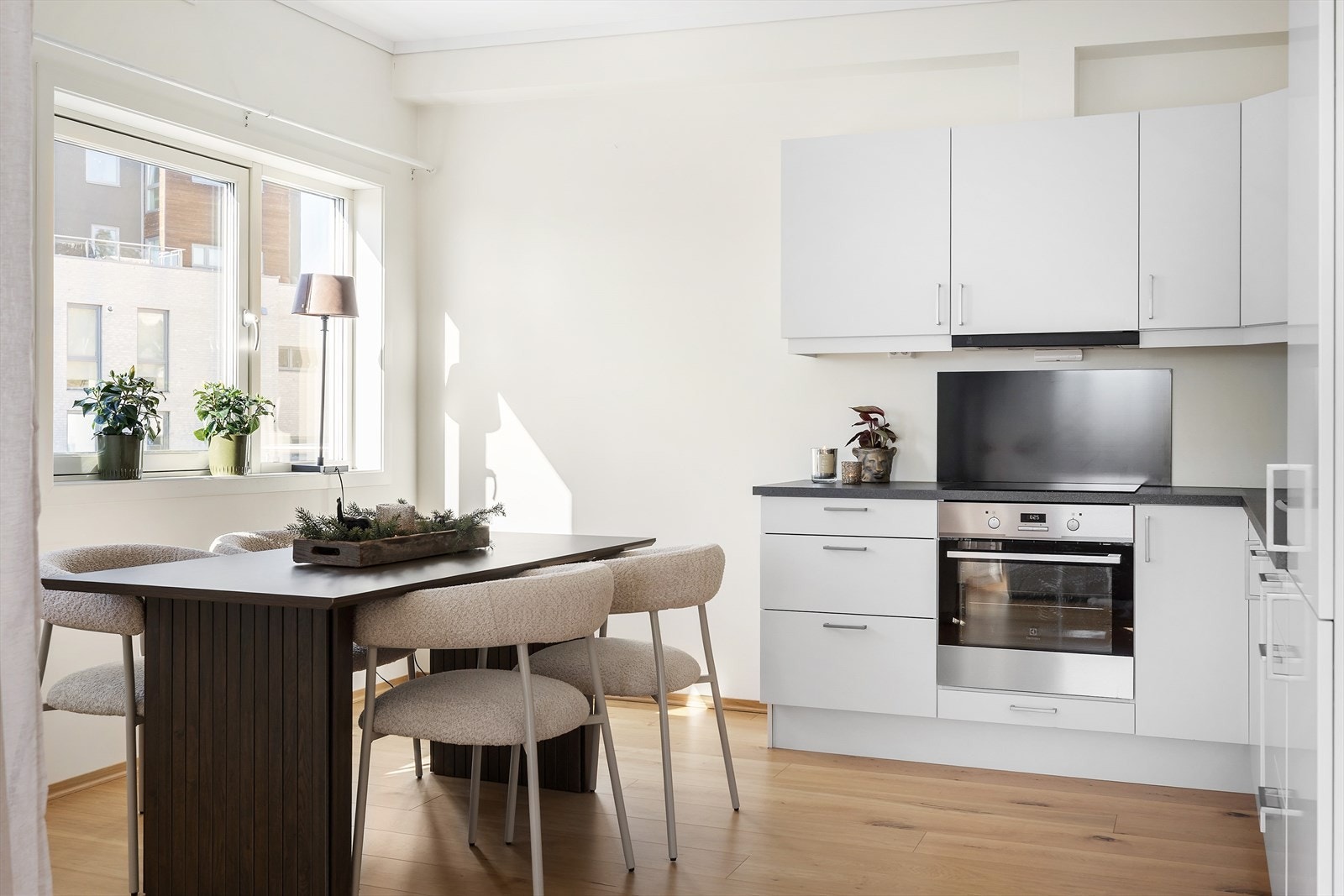 Her er det plass til spisebord hvor man kan nyte god mat med familie og venner. Galleribilde