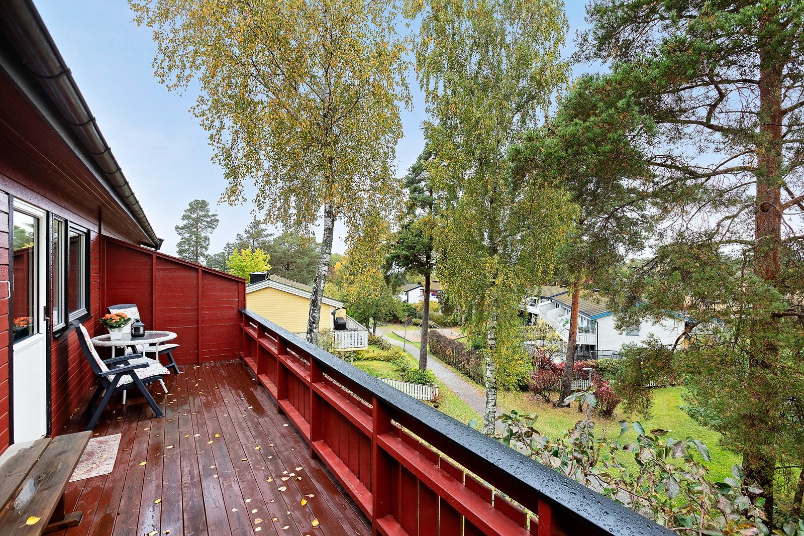 Fin balkong med morgensol Galleribilde