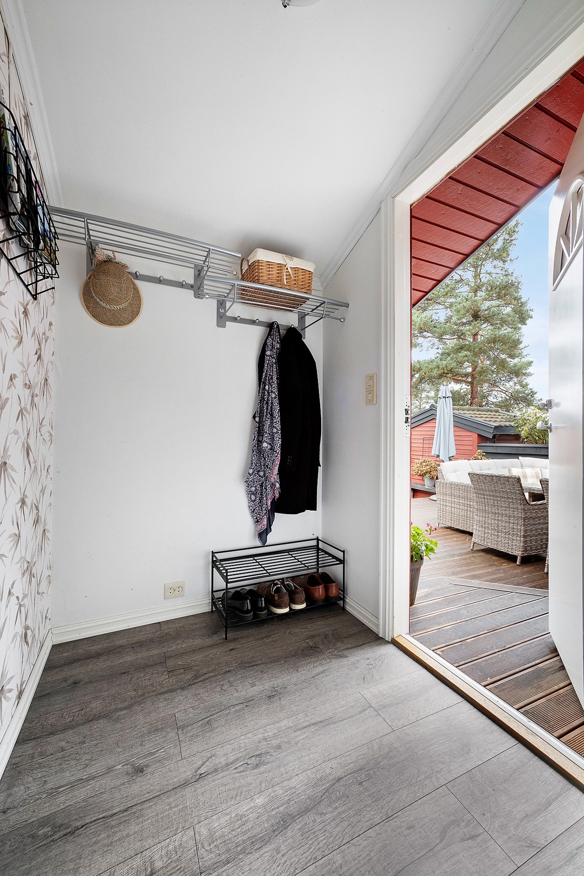 Vindfang ønsker deg velkommen inn og har plass til jakker og sko Galleribilde