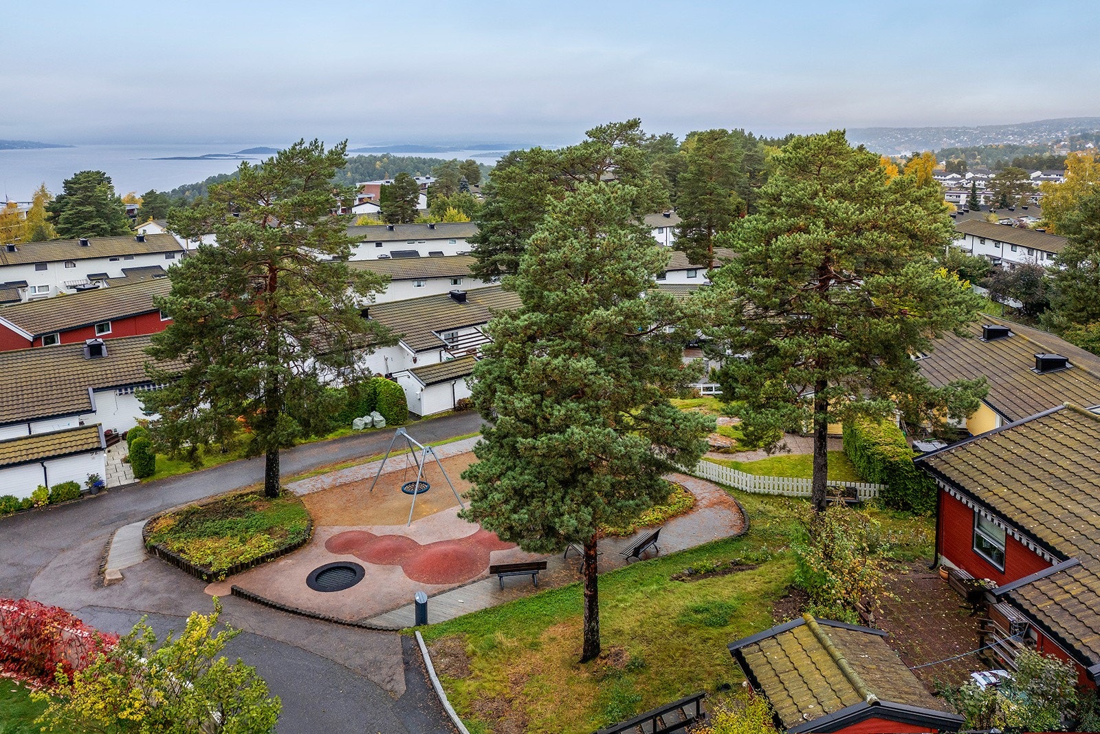 Huset ligger rett ved en av borettslagets mange lekeplasser Galleribilde