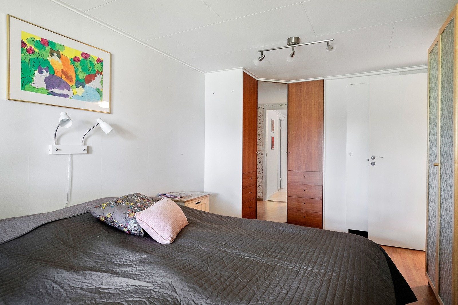 Hjørneskap på soverommet, det er plass til mye skap her! Galleribilde