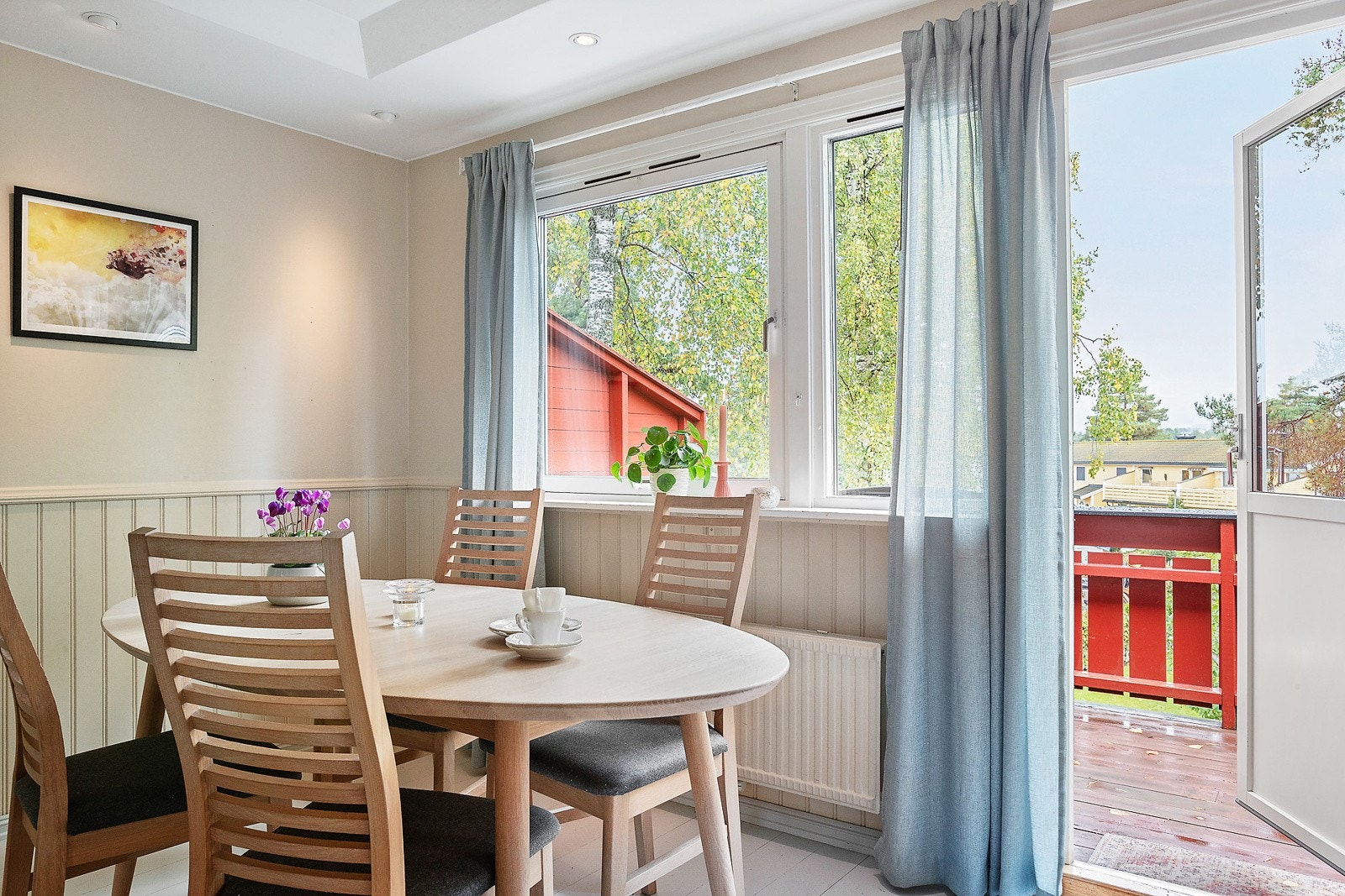 Spisestue med utgang til balkong Galleribilde