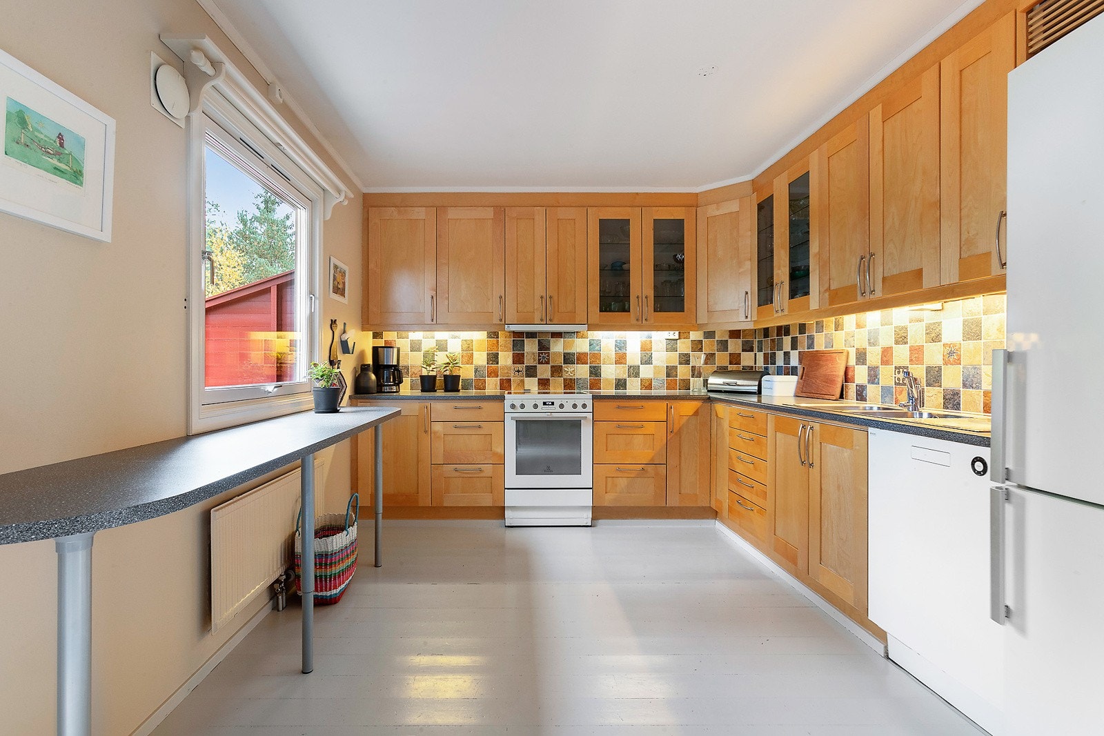 Kjøkken med fliser under overskap Galleribilde