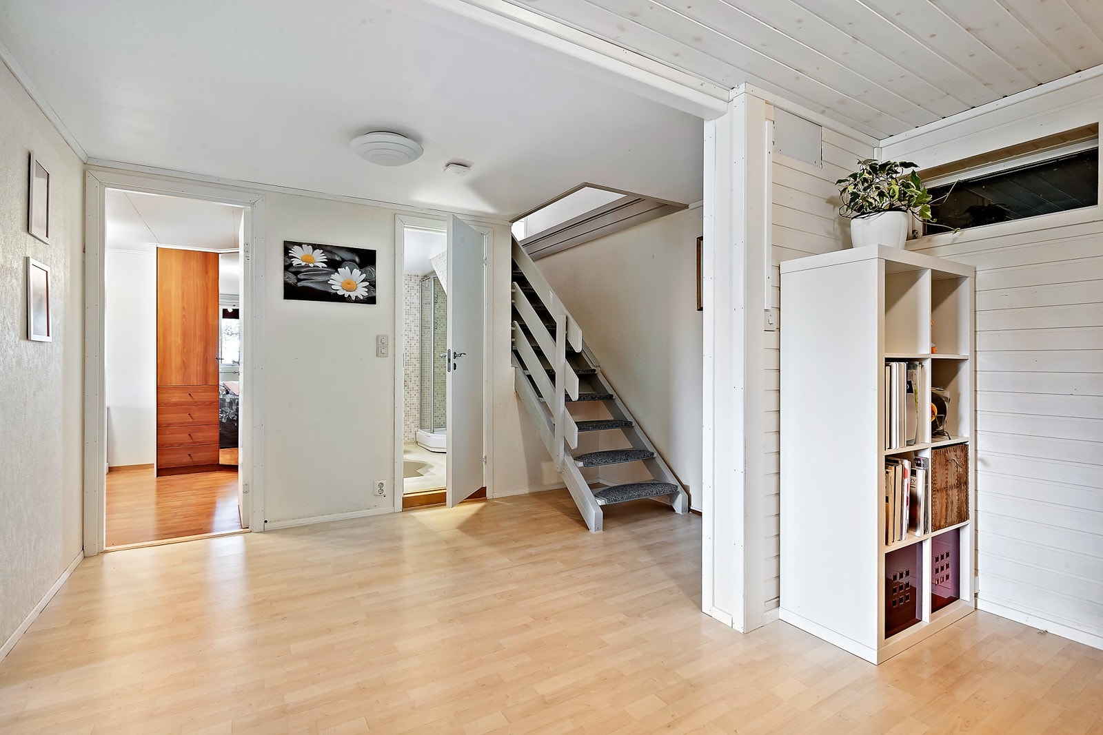 Stor gang med liten tv-stue i hjørnet Galleribilde