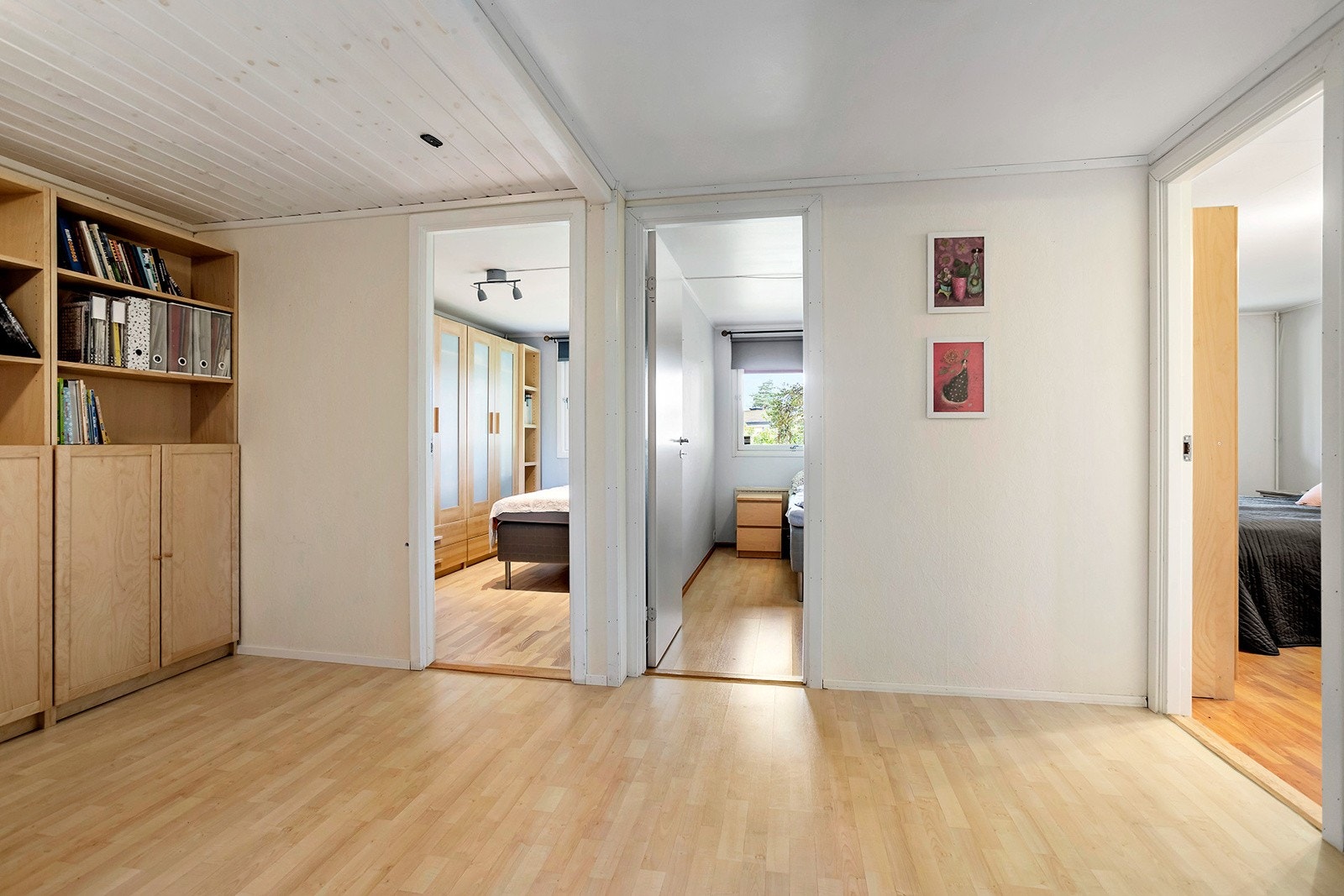 Fra gangen kommer man til husets tre soverom og badet Galleribilde