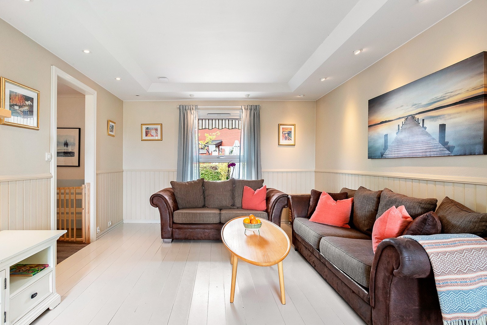 Stue med fine lyse detaljer Galleribilde