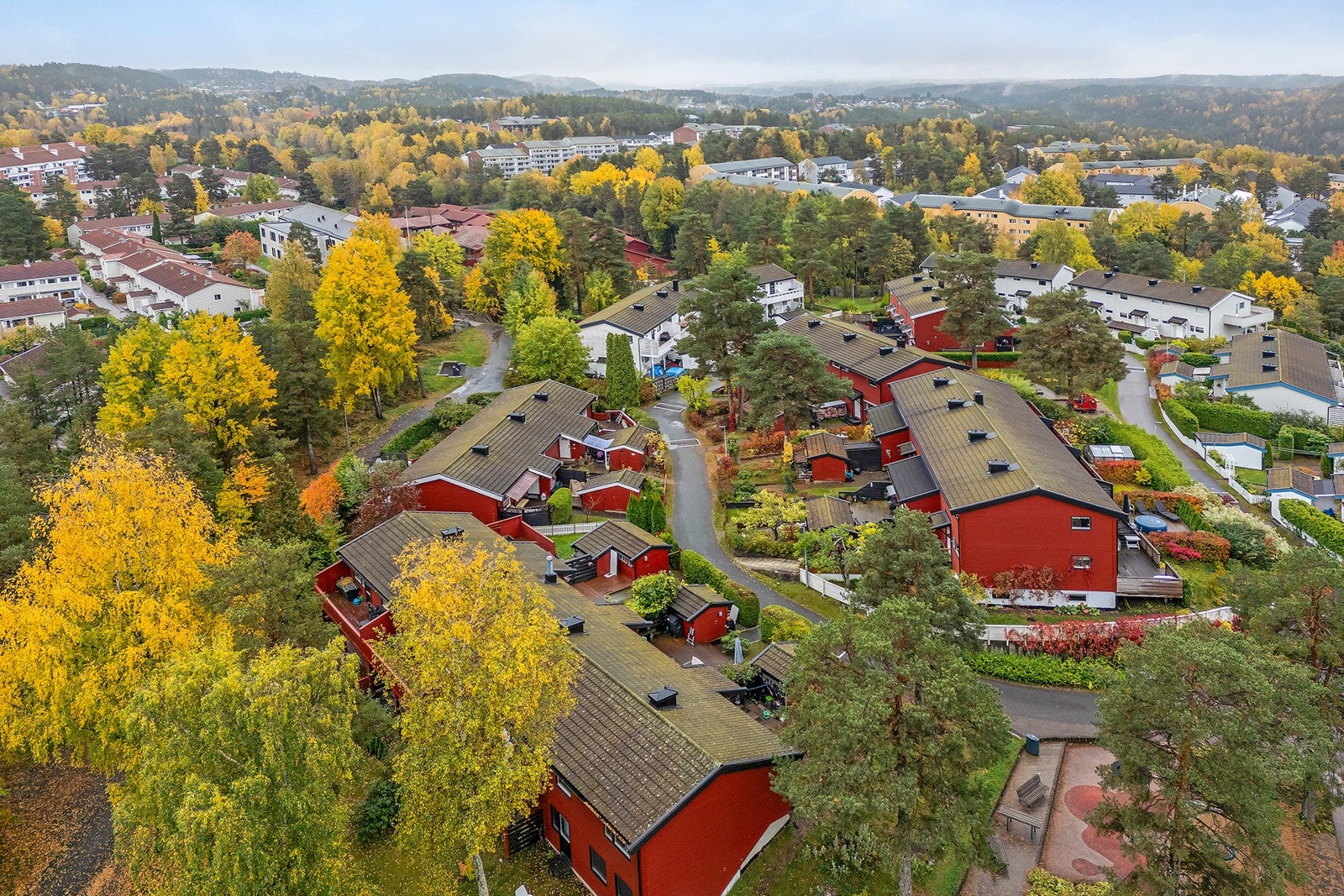 Området er omringet av natur og husene ligger godt i terrenget Galleribilde