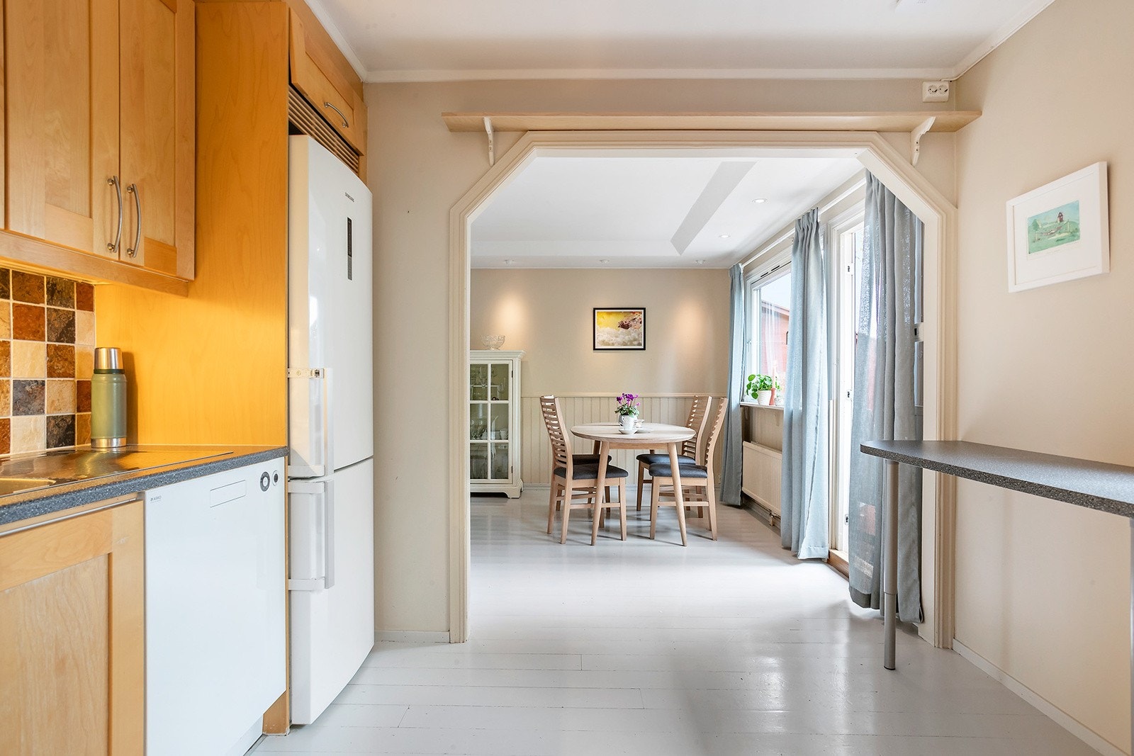 Kjøkkenet er åpnet mot stuen, som gir mye lys og luft Galleribilde