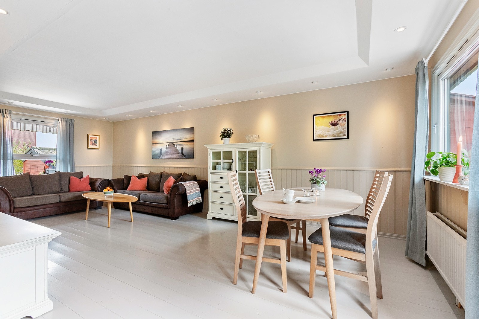 Spisestue med god plass til langbord mellom kjøkken og stue Galleribilde