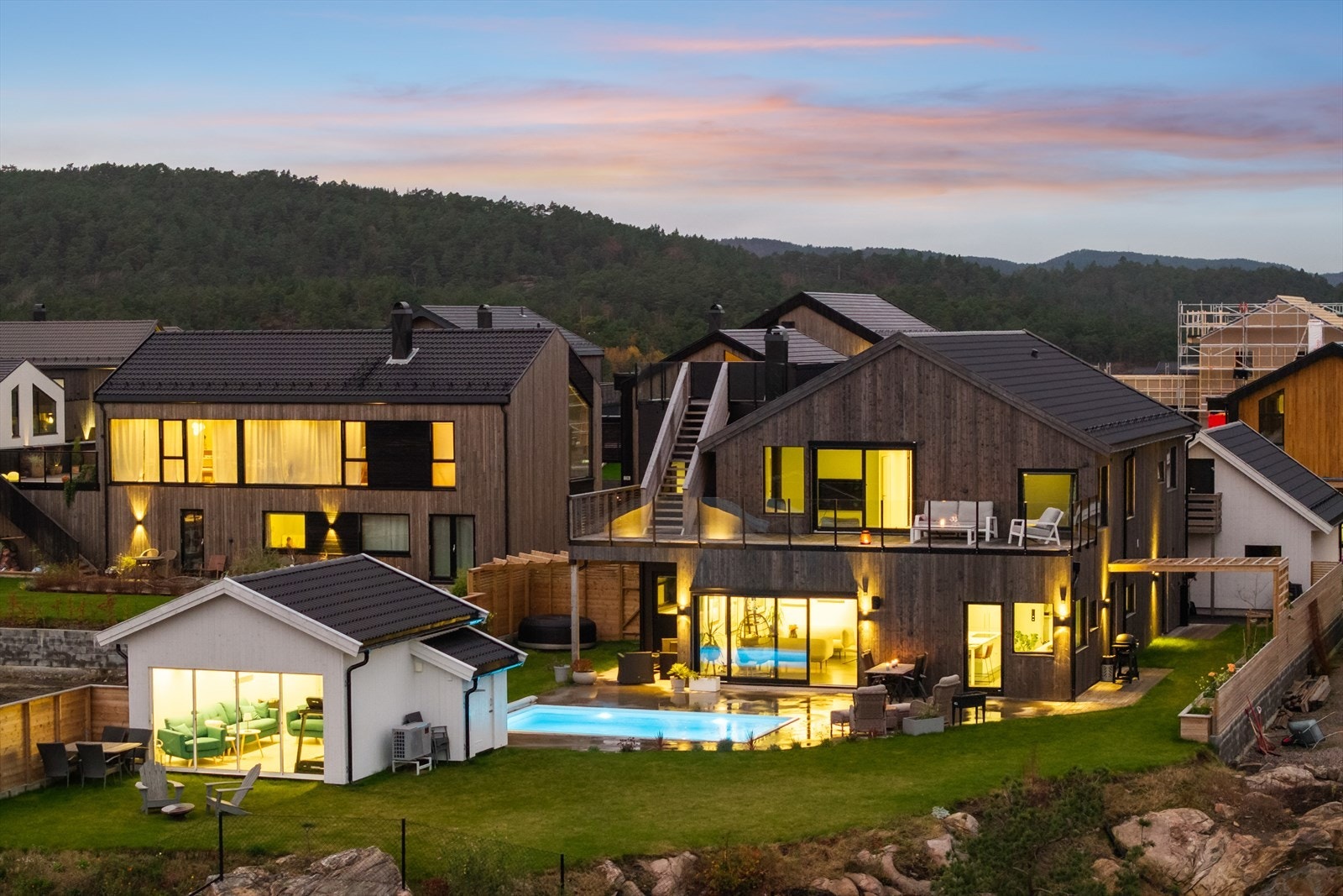 En stor og godt utnyttet tomt som grenser mot fritomt Galleribilde