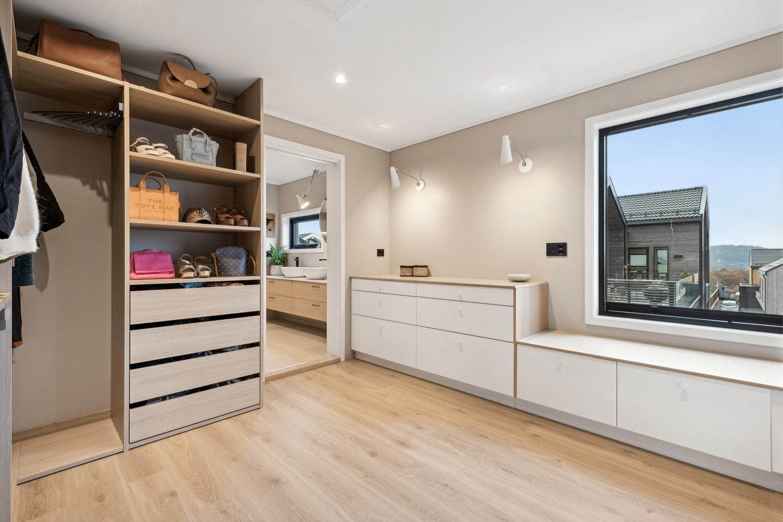 Pen og praktisk benk, hvor man kan sette seg ned i hjørnet og nyte utsikten mens man prøver ut dagens outfit Galleribilde