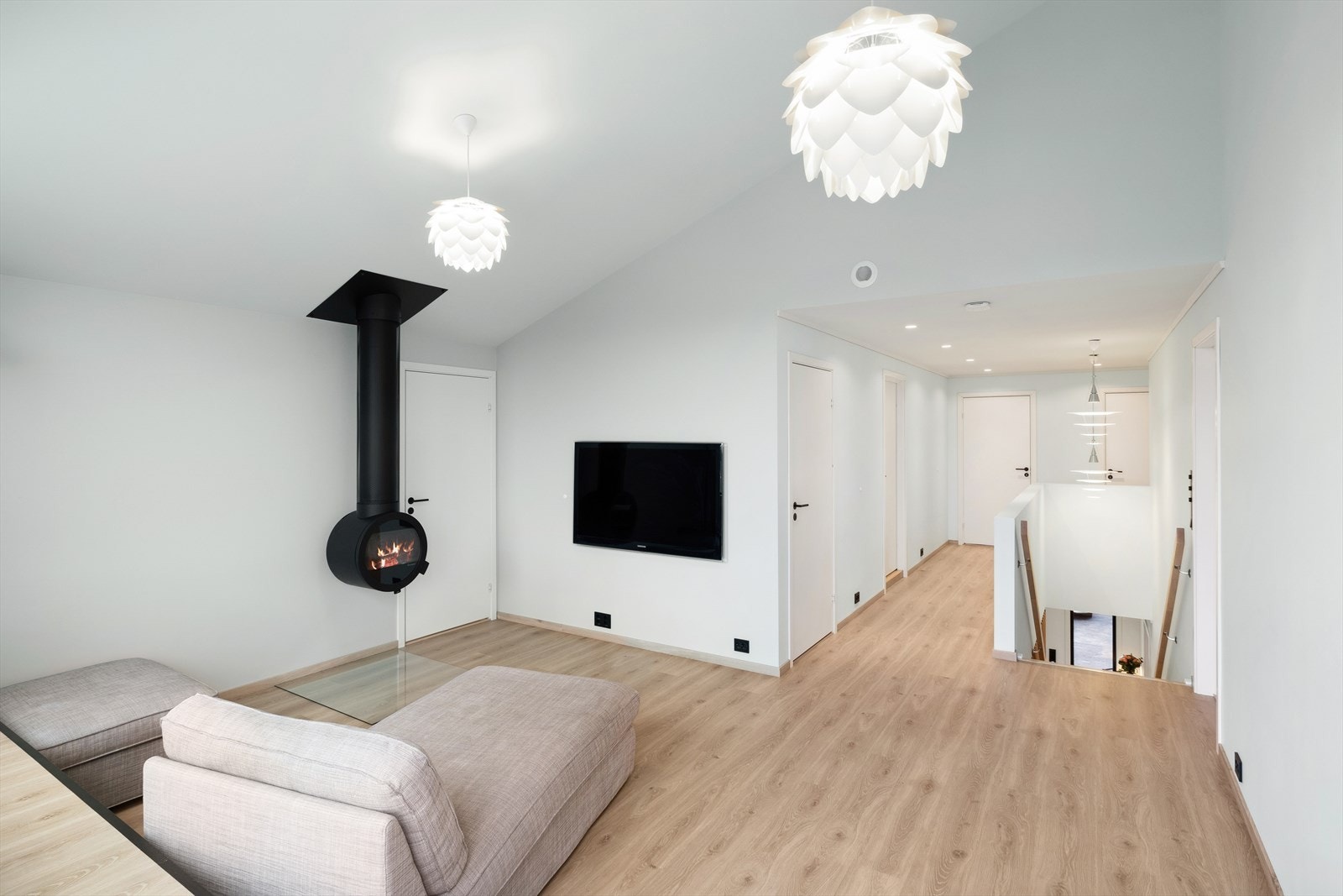 Stuen har god takhøyde, med nydelig takhengt peis fra Nordpeis Galleribilde