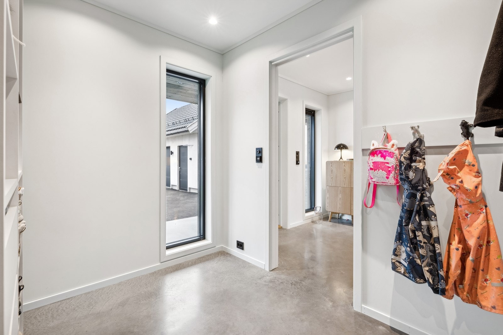 Ved inngangen er det praktisk garderoberom med rikelig skap og oppbevaringsplass Galleribilde