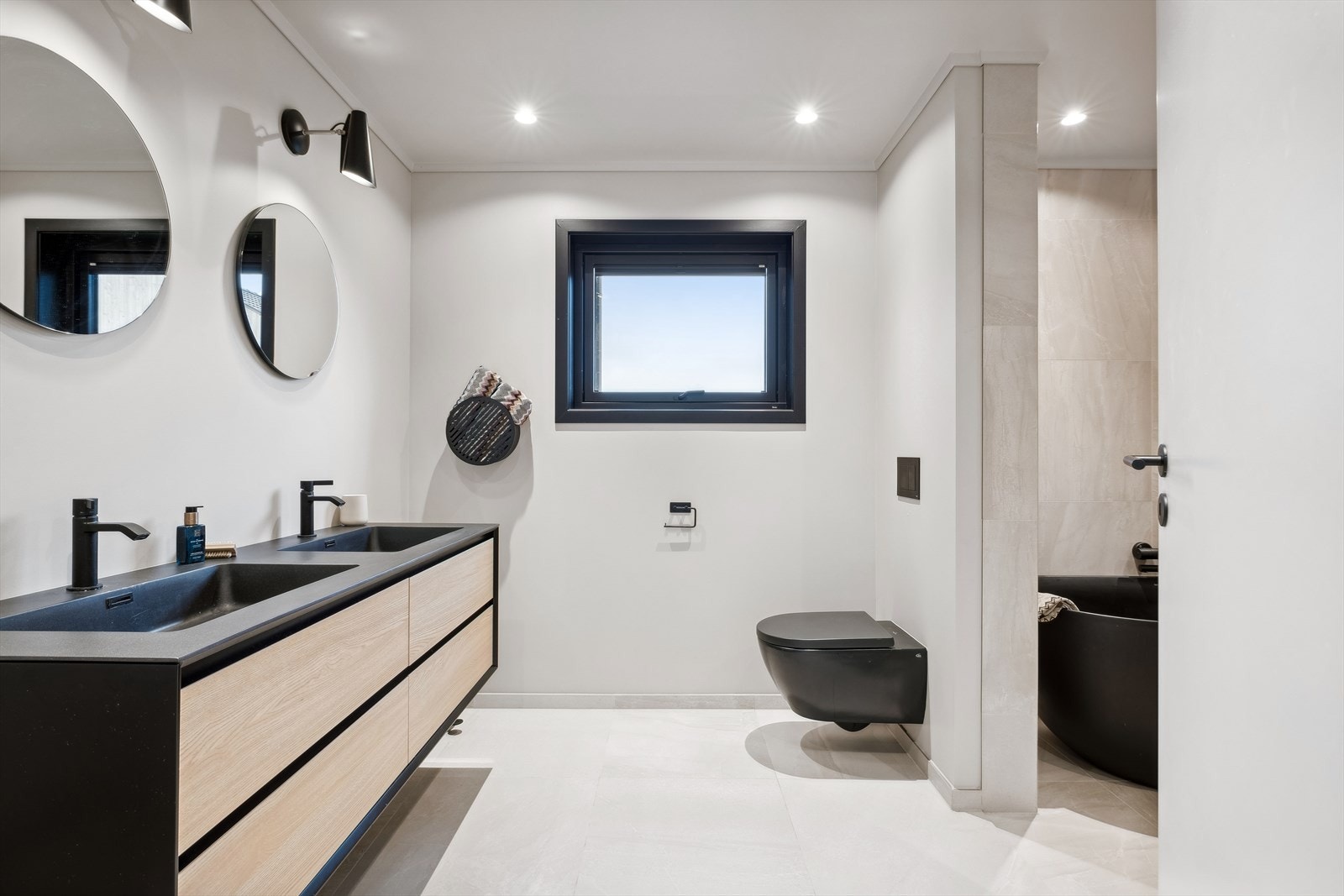 Baderom nr. 3 er smart oppdelt i to seksjoner med vegghengt toalett og flott servant Galleribilde