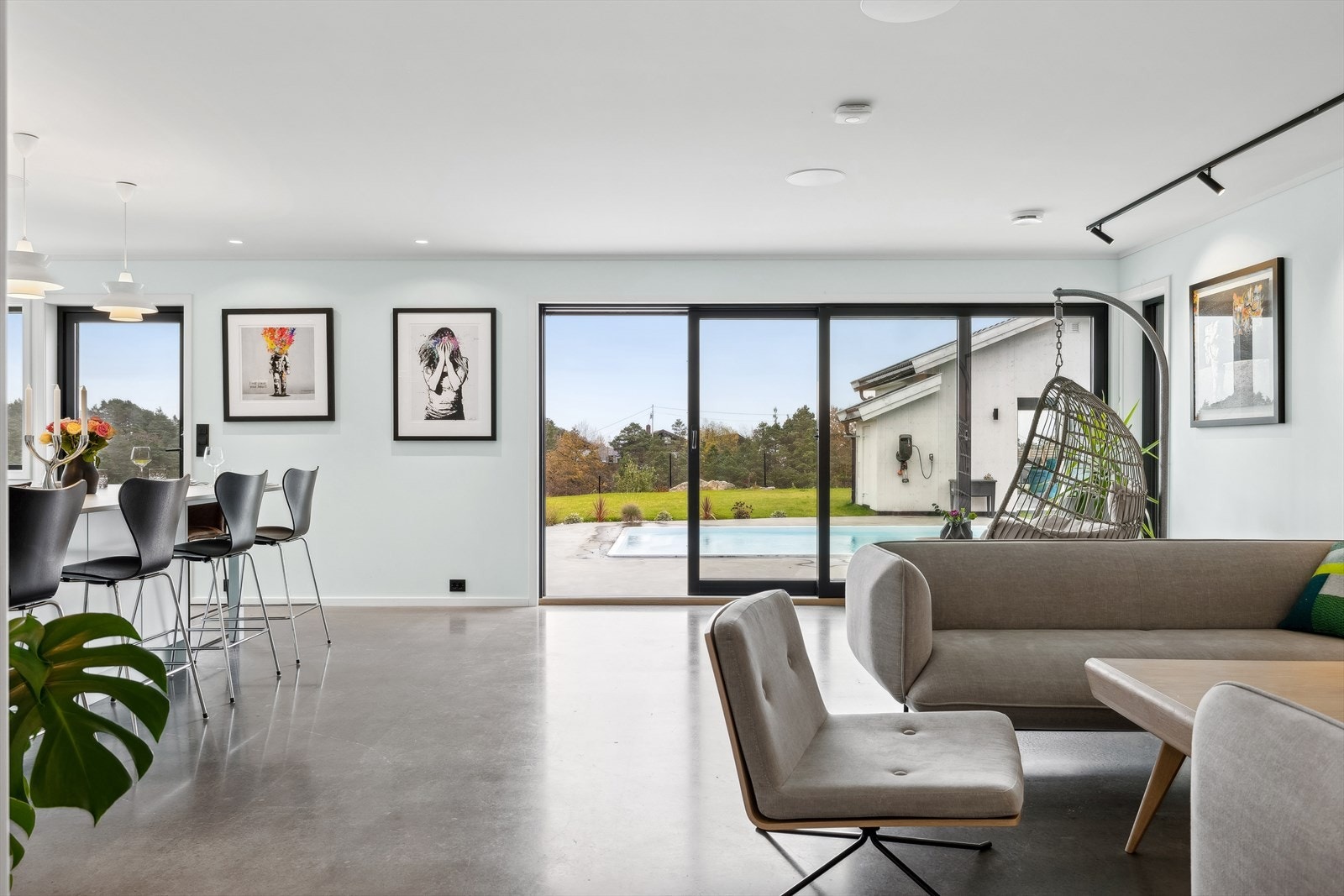 Høyttalere i taket i flere av rommene rundt hele boligen! Galleribilde