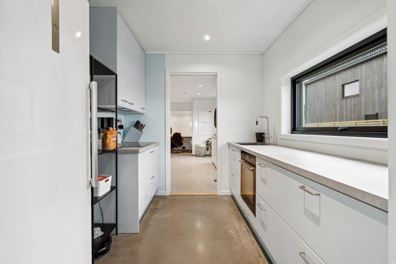 Videre fra grovkjøkkenet kommer du inn på vaskerommet Galleribilde