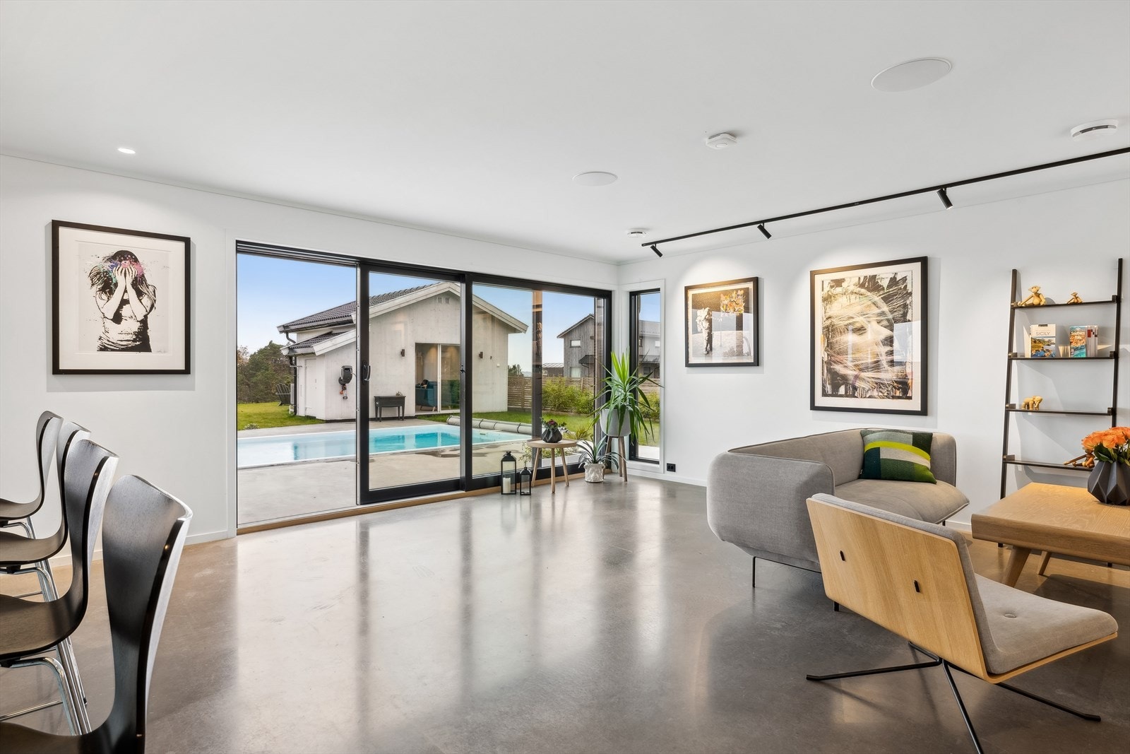 Musikkanlegg montert i tak som går gjennom flere rom! Galleribilde