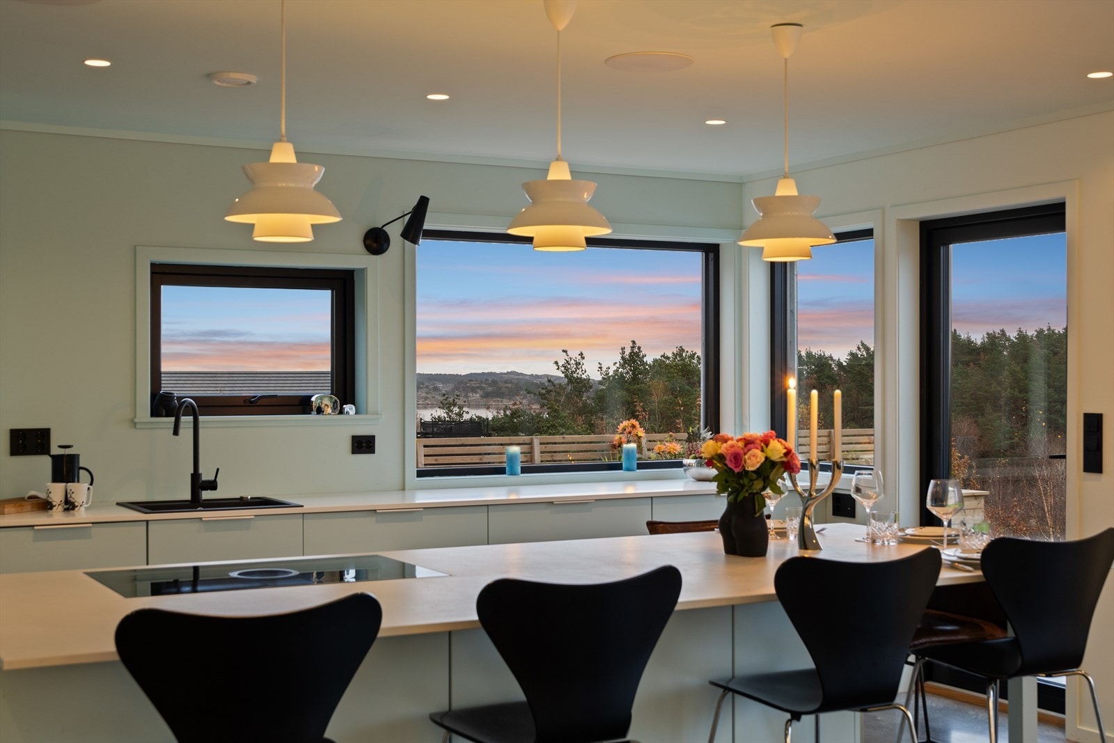 Fra kjøkkenet ser du ut mot Torvfjorden i Søgne Galleribilde