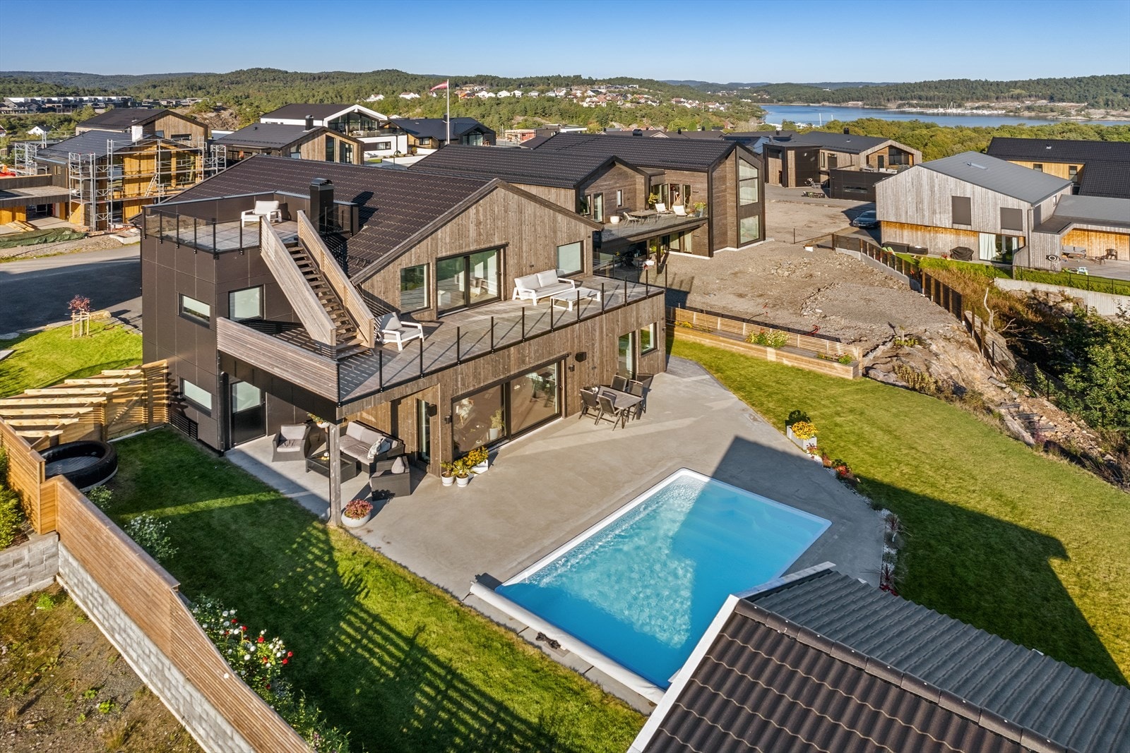 Uteområde med både oppvarmet basseng og flott plen som omkranser eiendommen
' Galleribilde