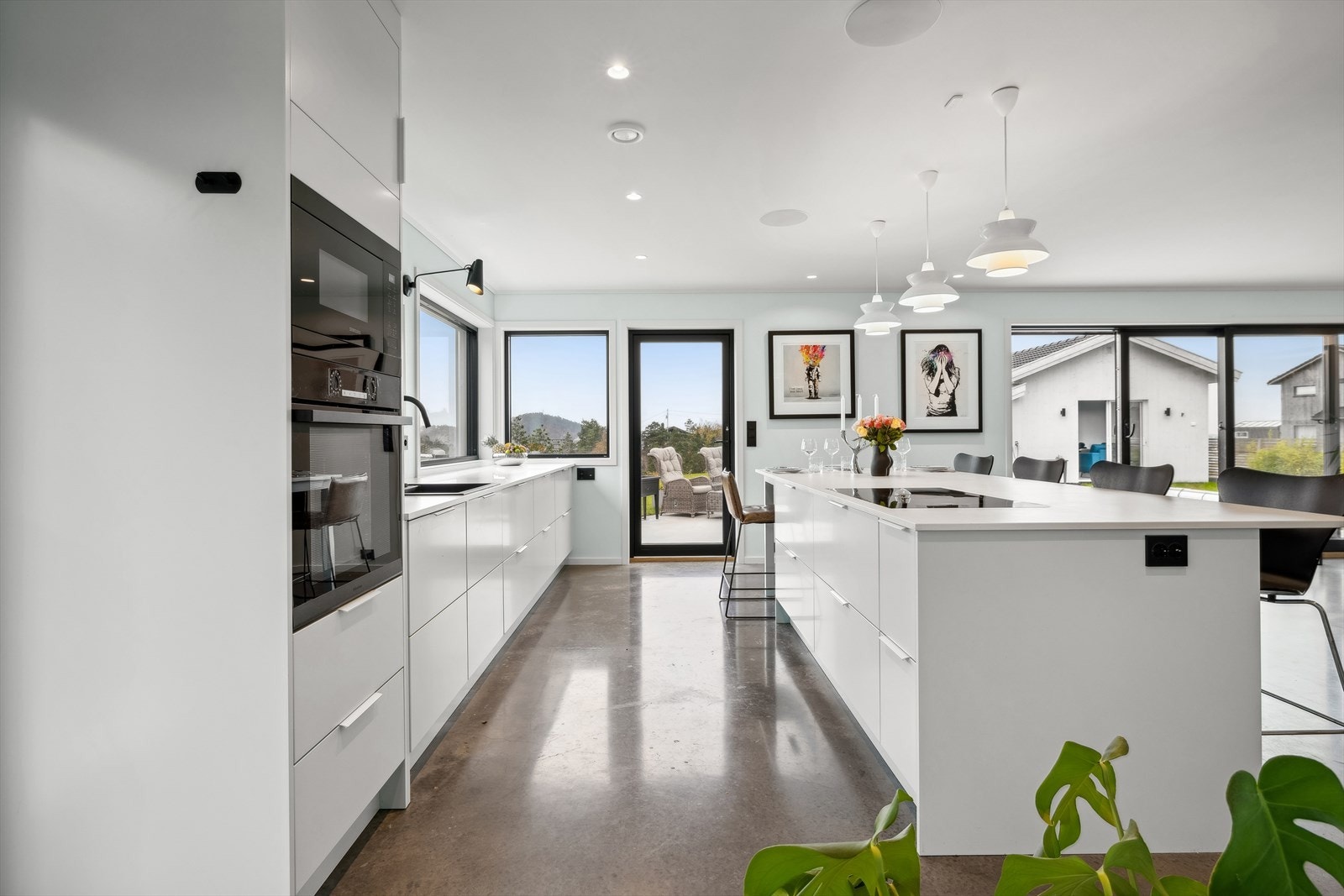 På kjøkkenet er det godt med plass mellom innredning og kjøkkenøy
' Galleribilde