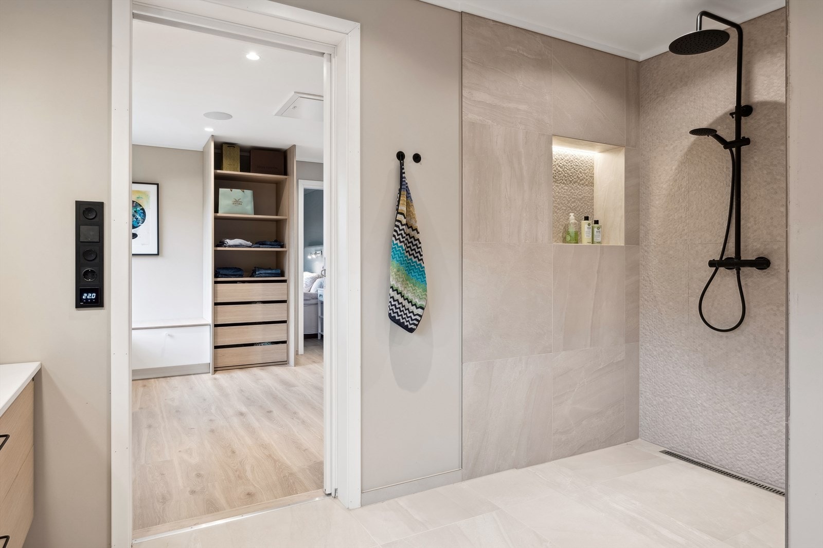 Eget bad i tilknytning til hovedsoverommet med nydelig fargekombinasjoner og høy standard på materialvalget Galleribilde