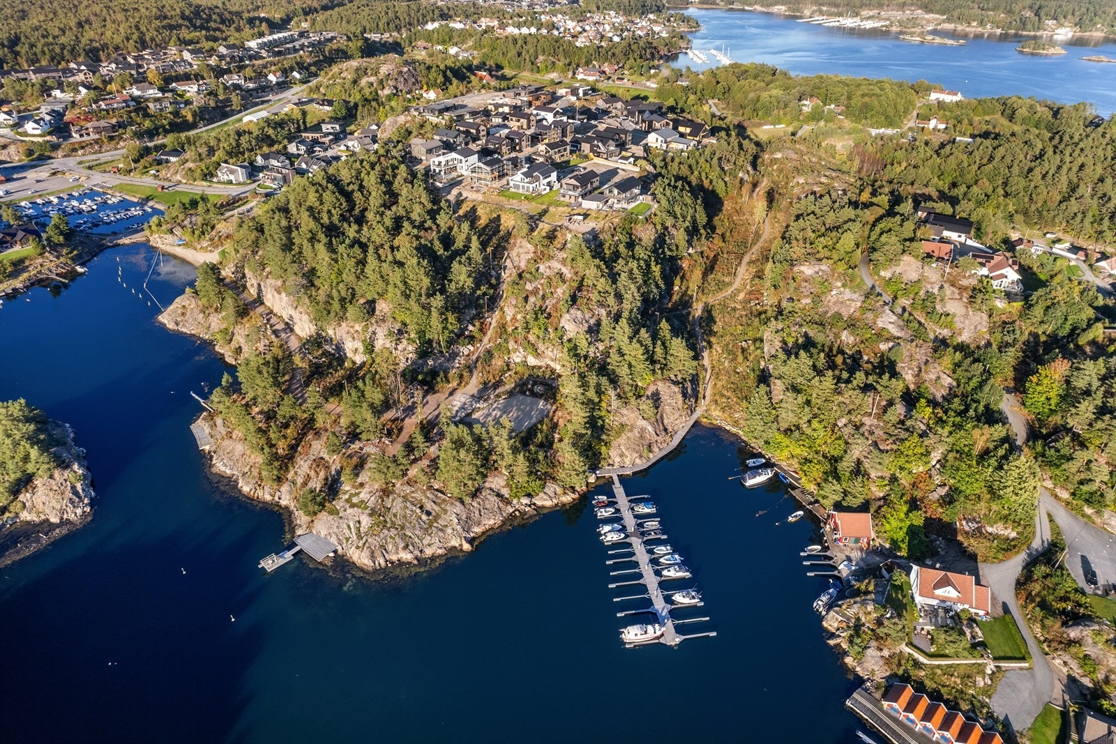 Oftenes byr på både badestrender og båthavn, samt en rekke fritidsaktiviteter som sandvolley- og fotballbane Galleribilde