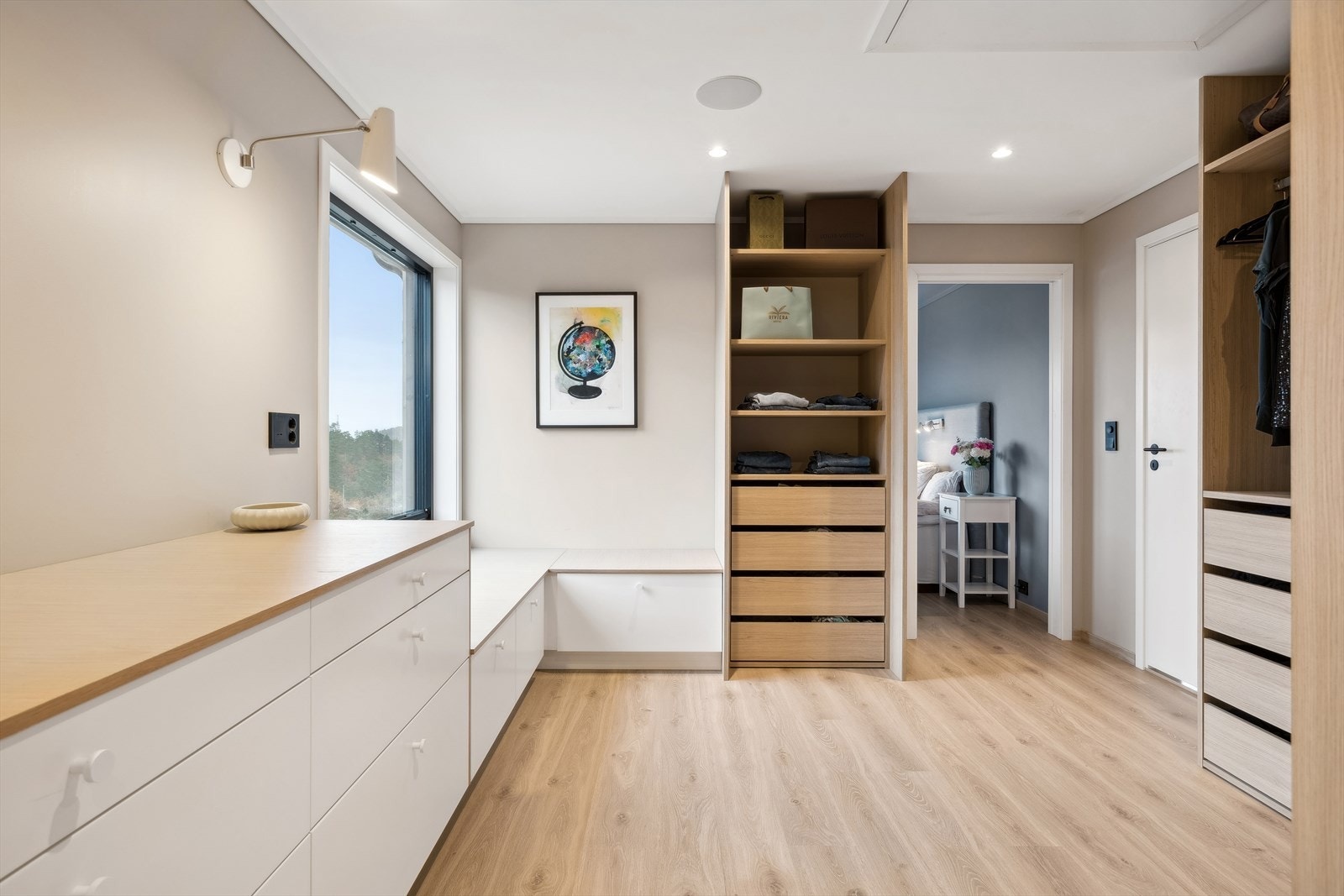 Fra hovedsoverommet kommer du inn i den nydelig walk-in garderoben, også her er det høyttalere i taket Galleribilde