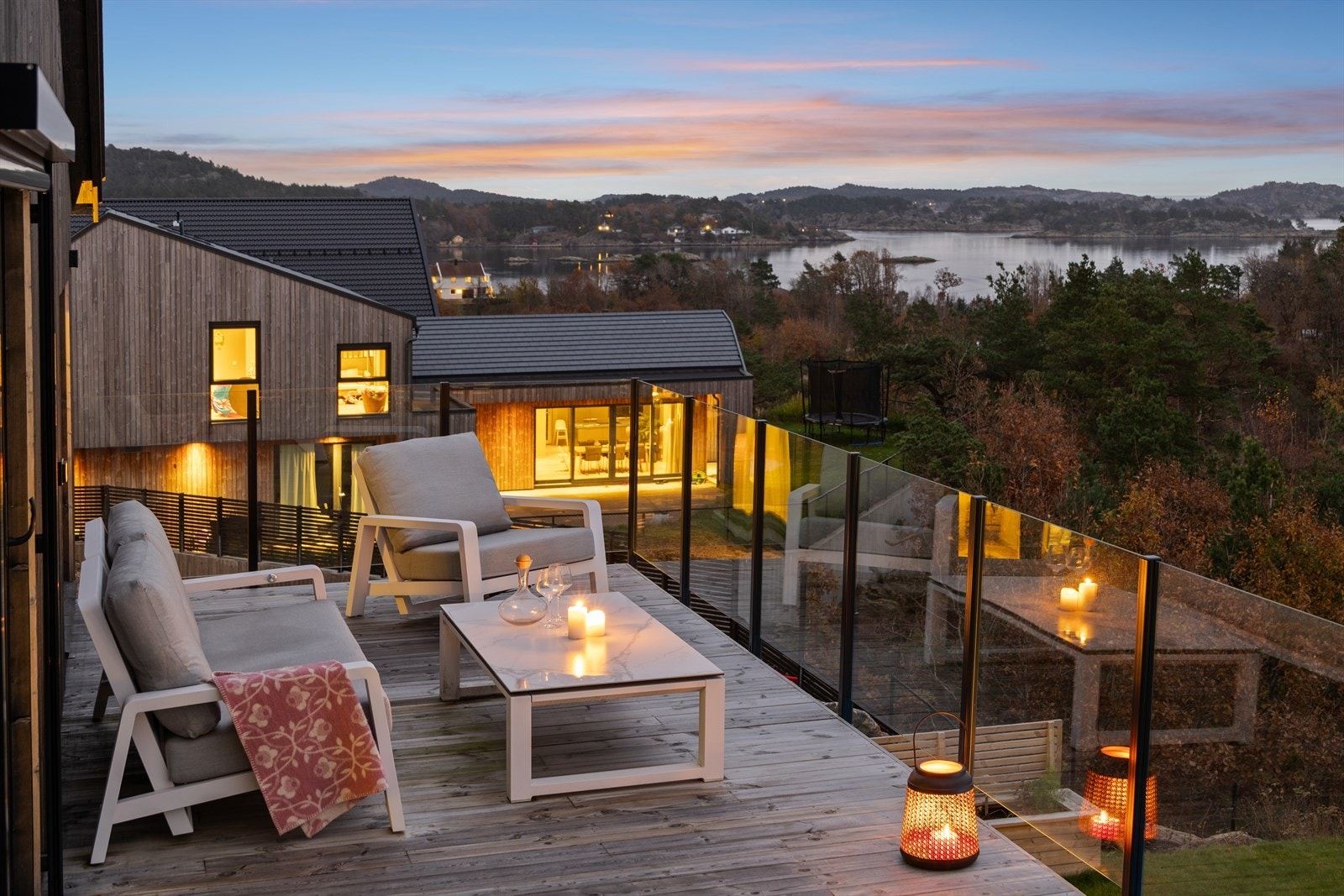 Ute på verandaen kan man virkelig nye kveldene og utsikten! Galleribilde