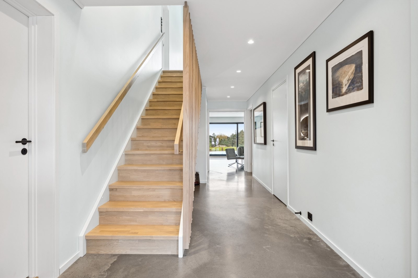 Boligen har et nydelig betonggulv i hele første etasjen Galleribilde