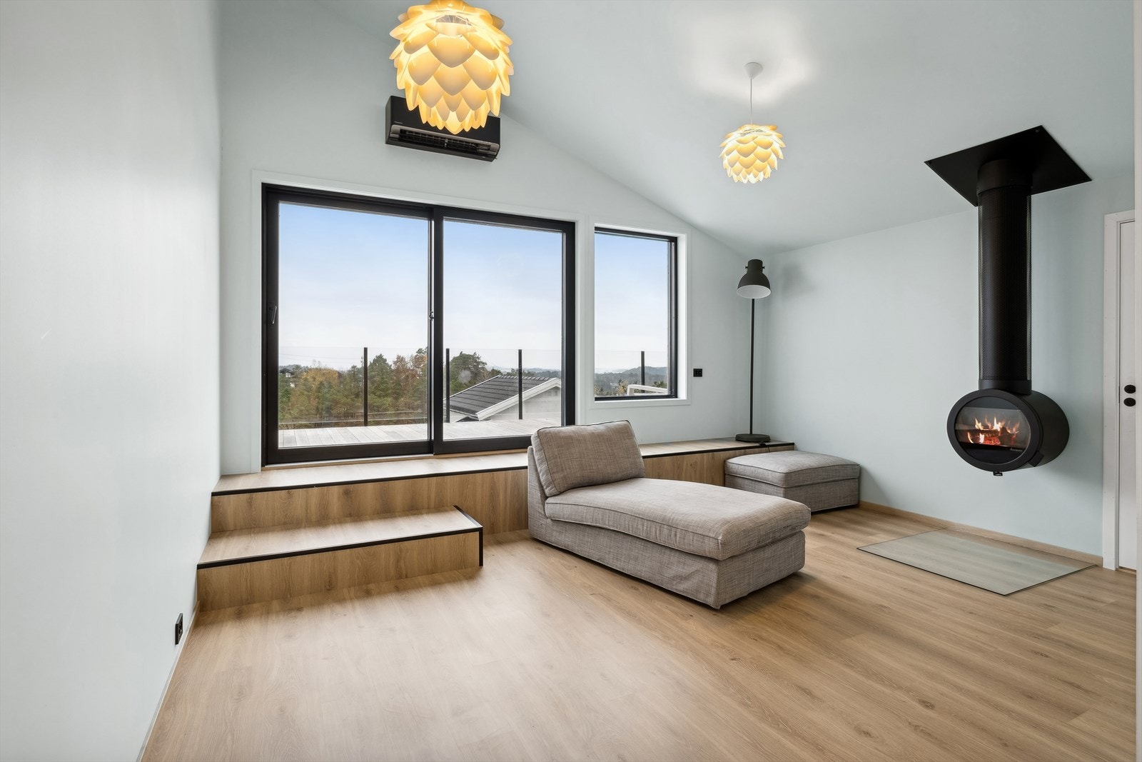 Fra stuen er det utgang til veranda og takterrasse med nydelig utsikt og solforhold! Galleribilde