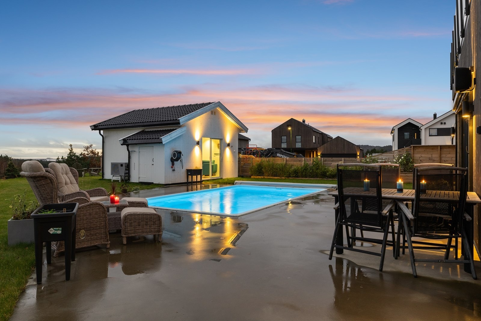 Trykk på "video av boligen" under nyttige lenker på Finn annonsen for å se film av boligen! Galleribilde