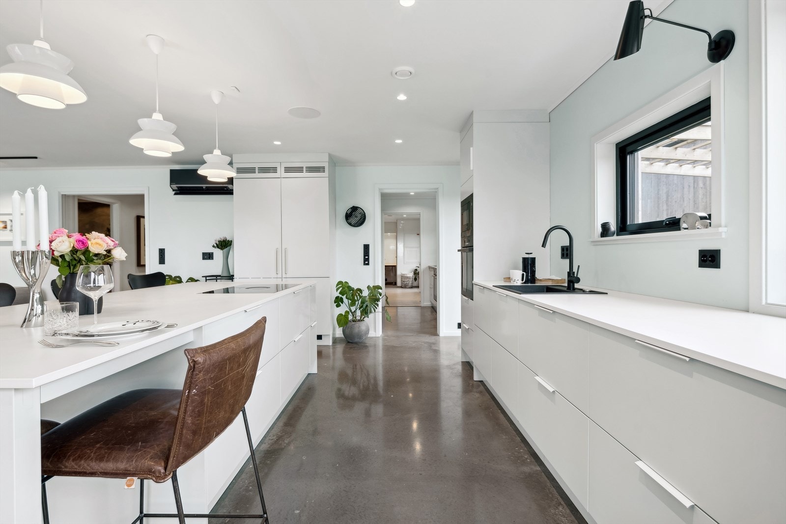 Integrert kjøleskap på egen vegg, og inngang videre til grovkjøkken Galleribilde