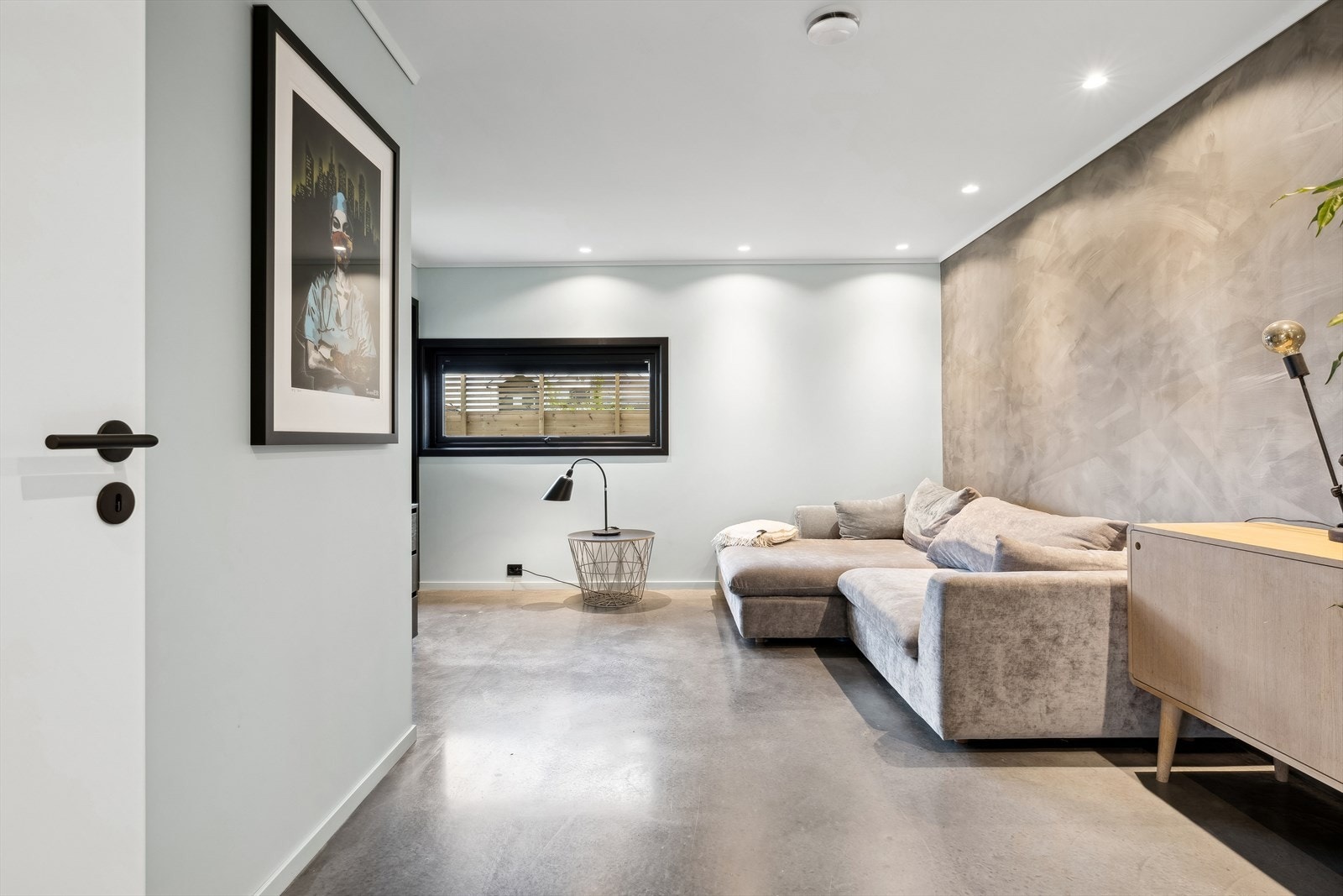 Egen tv-stue i 1. etasje hvor man kan slappe godt av etter en lang dag i solen Galleribilde