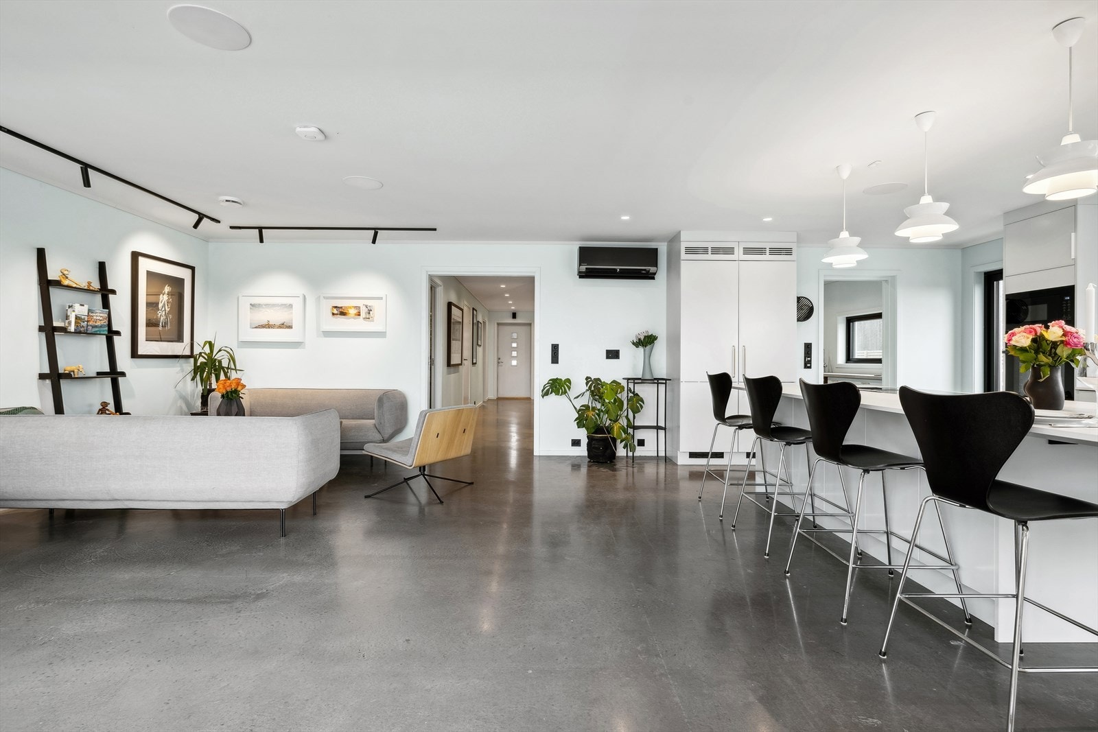 Delikat og gjennomtenkt innredet gjennom hele boligen Galleribilde