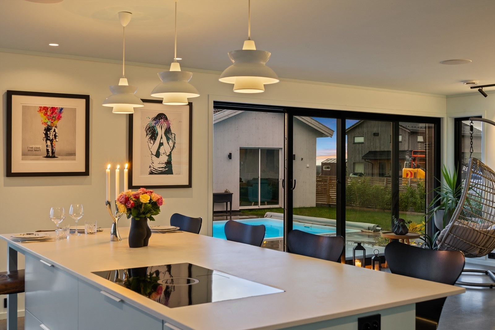 Fra stuen og kjøkkenet er det direkte utgang til uteområdet via store skyvedører Galleribilde