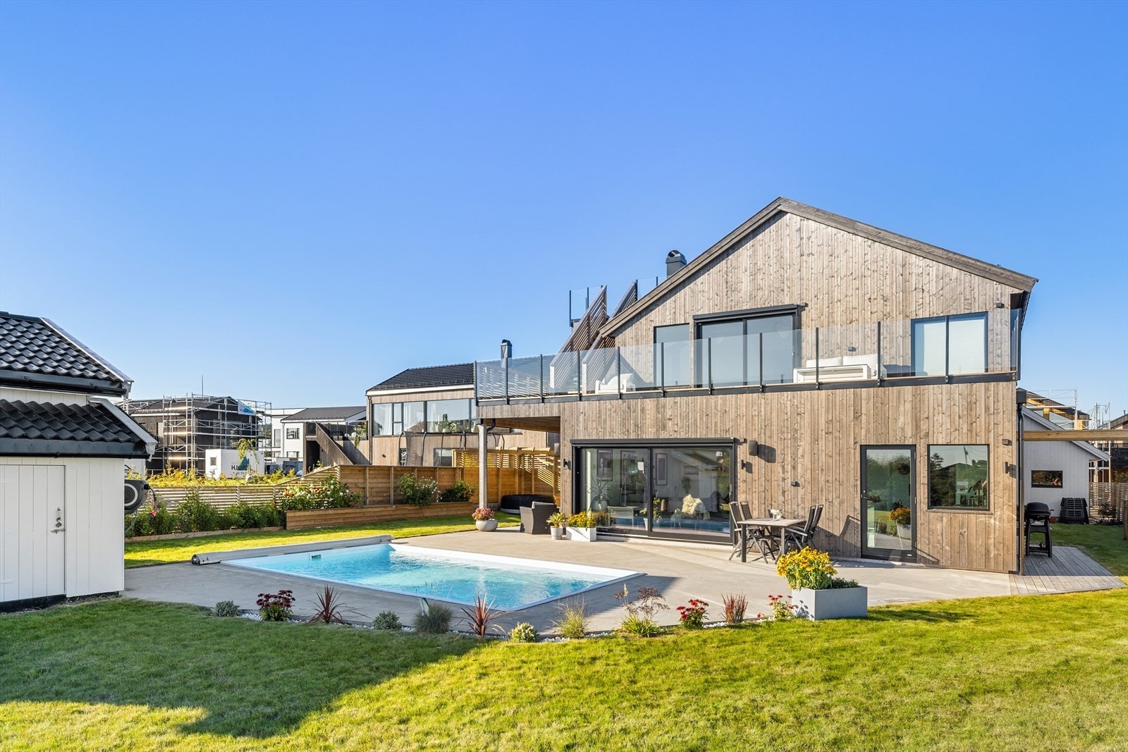 Stor tomt, oppvarmet utendørsbasseng og frittstående garasje medfølger denne flotte boligen! Galleribilde