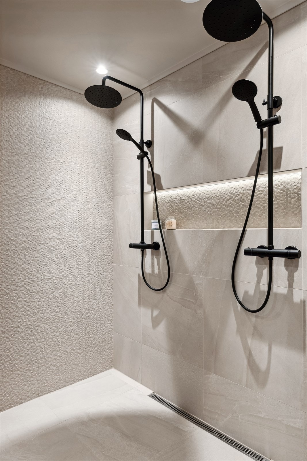 Dobbel dusj og nisje for pen og praktisk oppbevaring Galleribilde