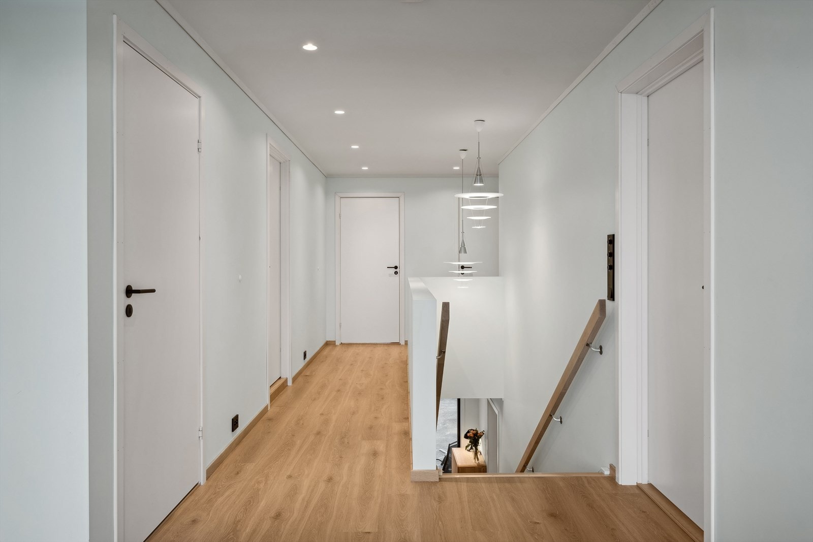 2. etasje består av loftstue, 4 soverom og 2 bad, samt egen walk-in garderobe i tilknytning til hovedsoverommet! Galleribilde