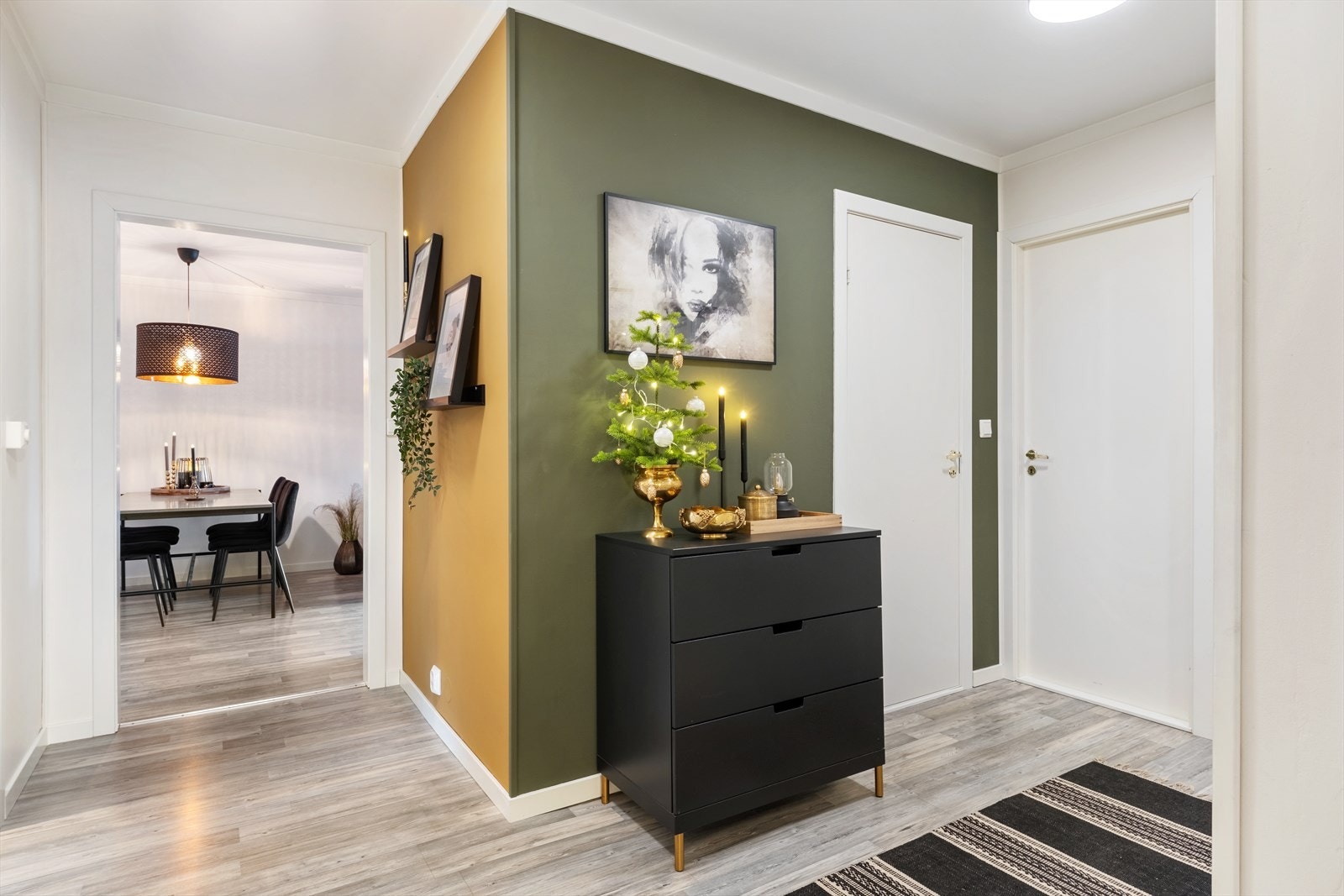 Velkomme inn i ein fin entrè med garderoberom for oppbevaring av klede og sko. Galleribilde